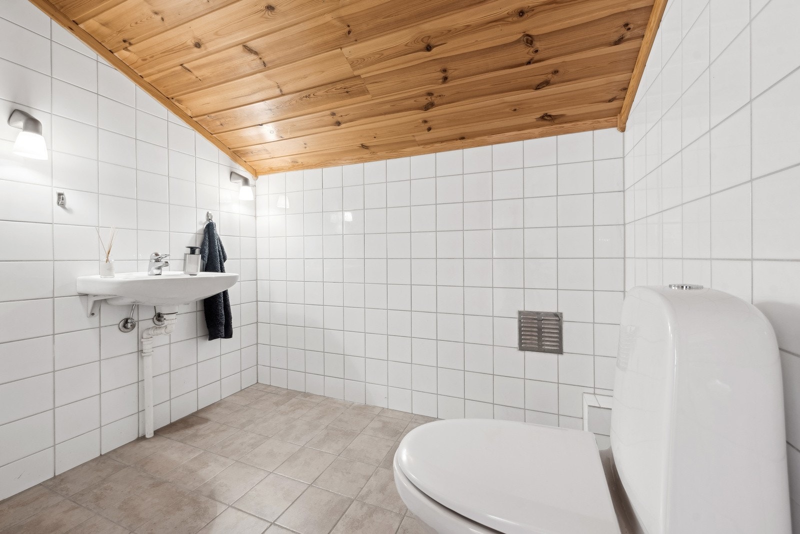 Badet er fra 2003, og har flislagt gulv med gulvvarme. Galleribilde