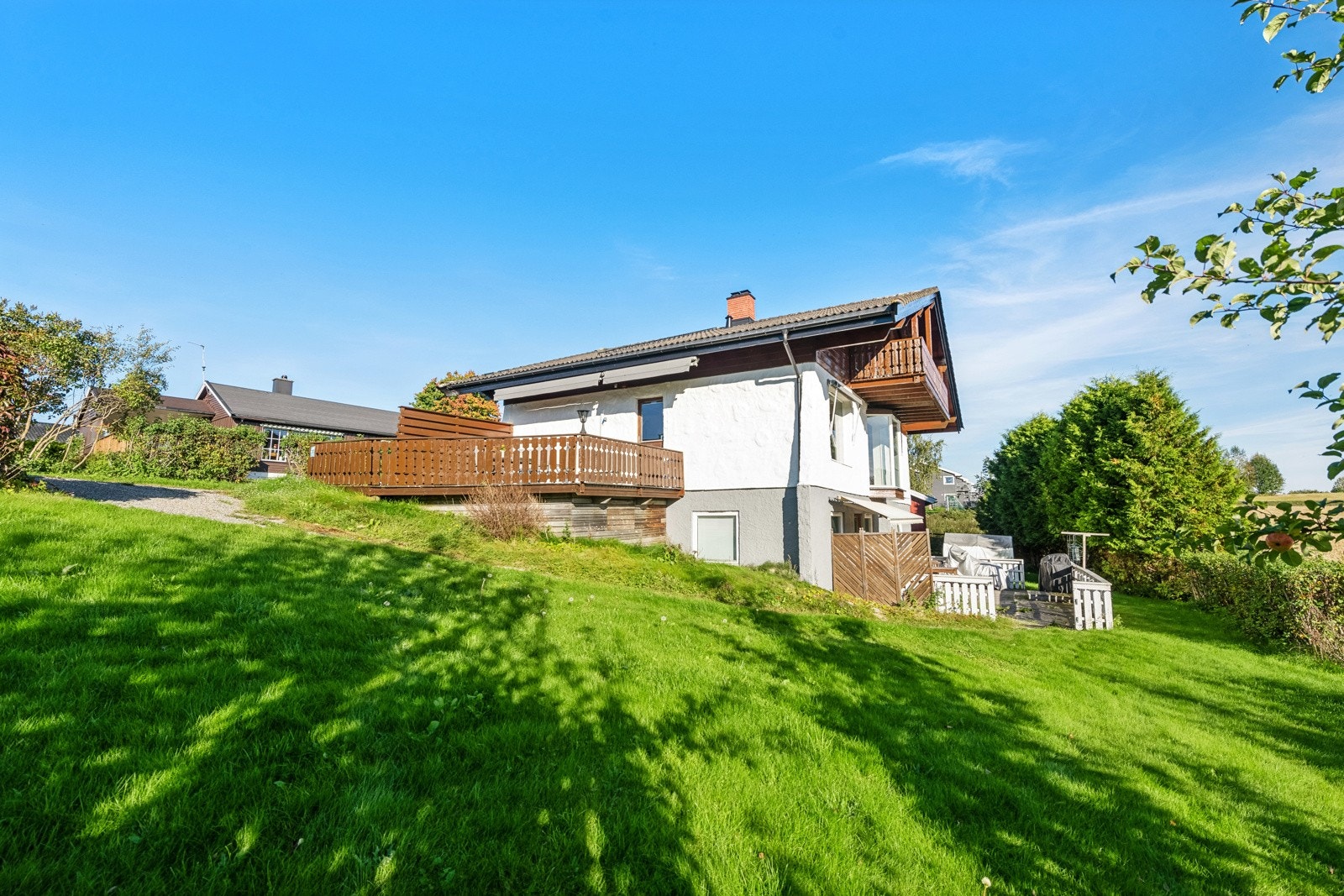På denne flotte eneboligen får du en romslig og privat hage. Helt perfekt plass for barn å leke. Galleribilde