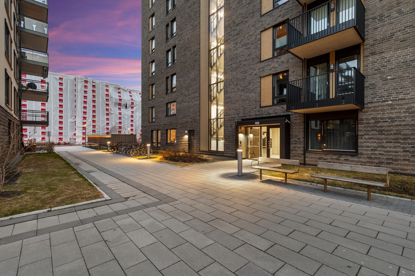 Boretteslaget har et pent opparbeidet internområde og sykkelparkering rett utenfor oppgangen. Galleribilde