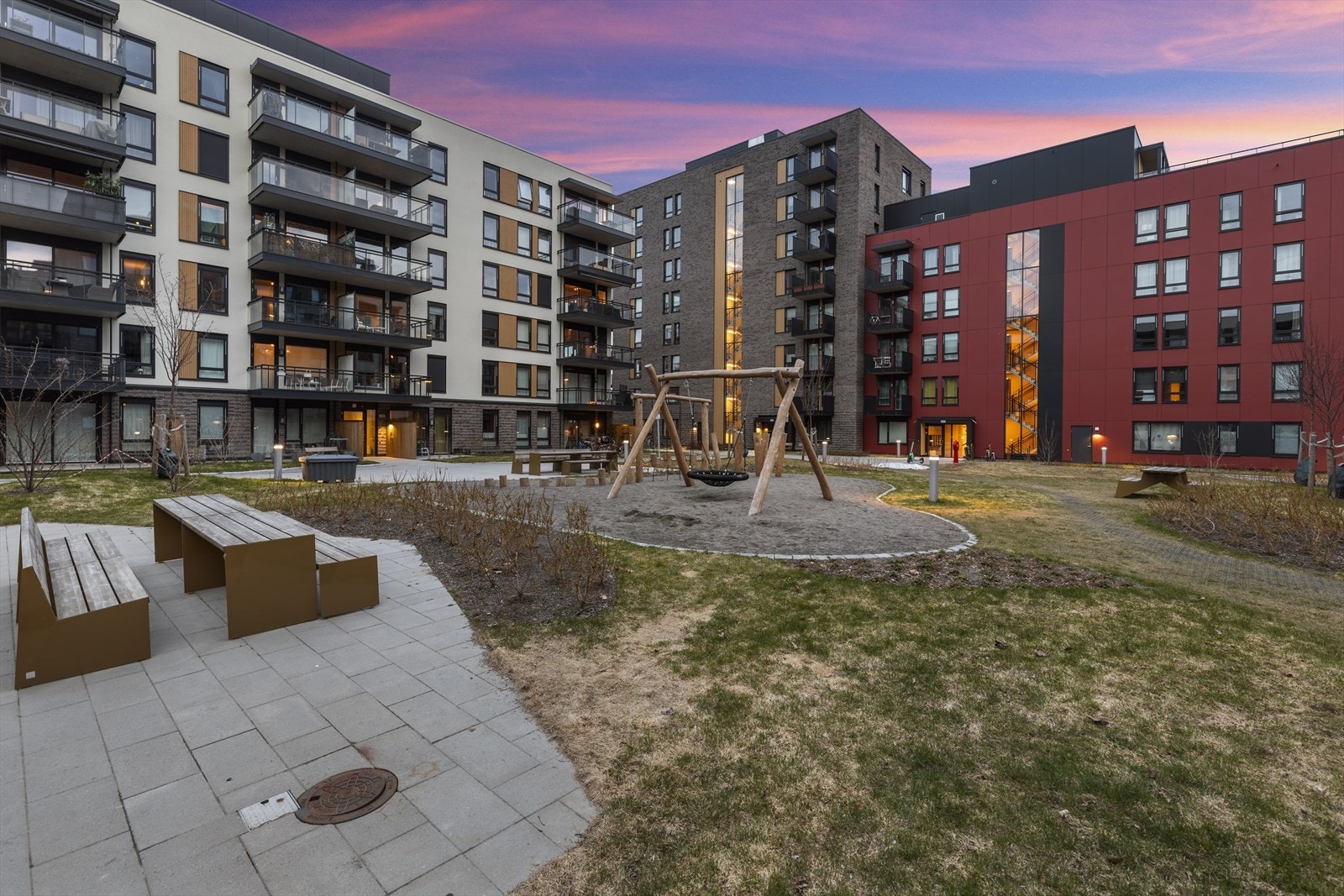 Intern området er pent opparbeidet hvor det også er etablert en liten lekeplass for de minste barna. Galleribilde