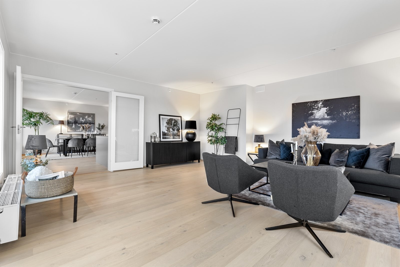 Leiligheten har en takhøyde på ca. 2,5 meter og er tilknyttet fjernvarmeanlegg. Galleribilde