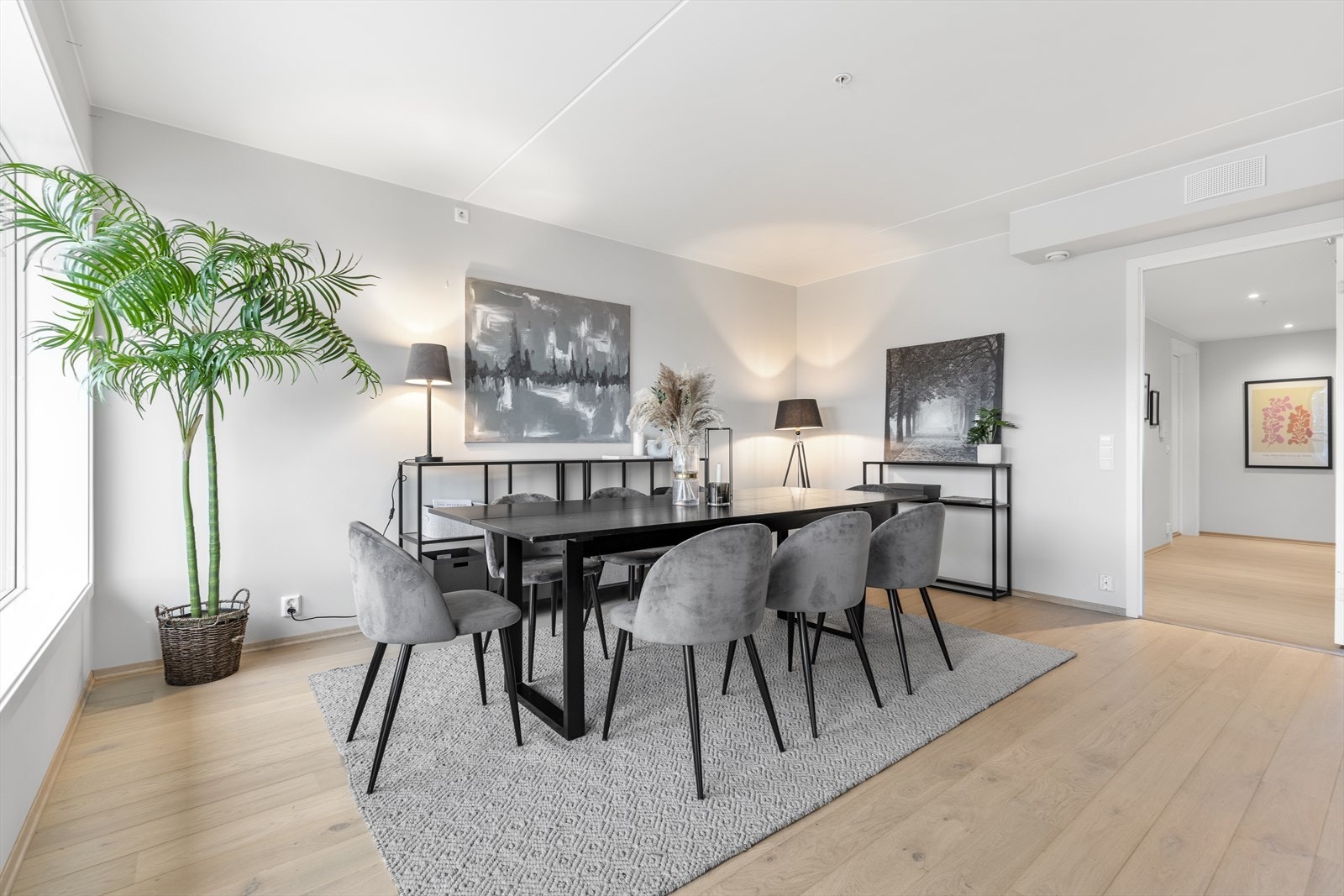 Fra kjøkkenet er det tilgang til både stue og entre. Galleribilde