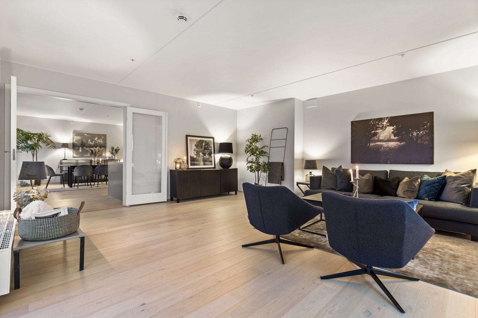 Leiligheten har en fin planløsning med stor stue og kjøkken, samt 3 soverom og 2 bad. Galleribilde