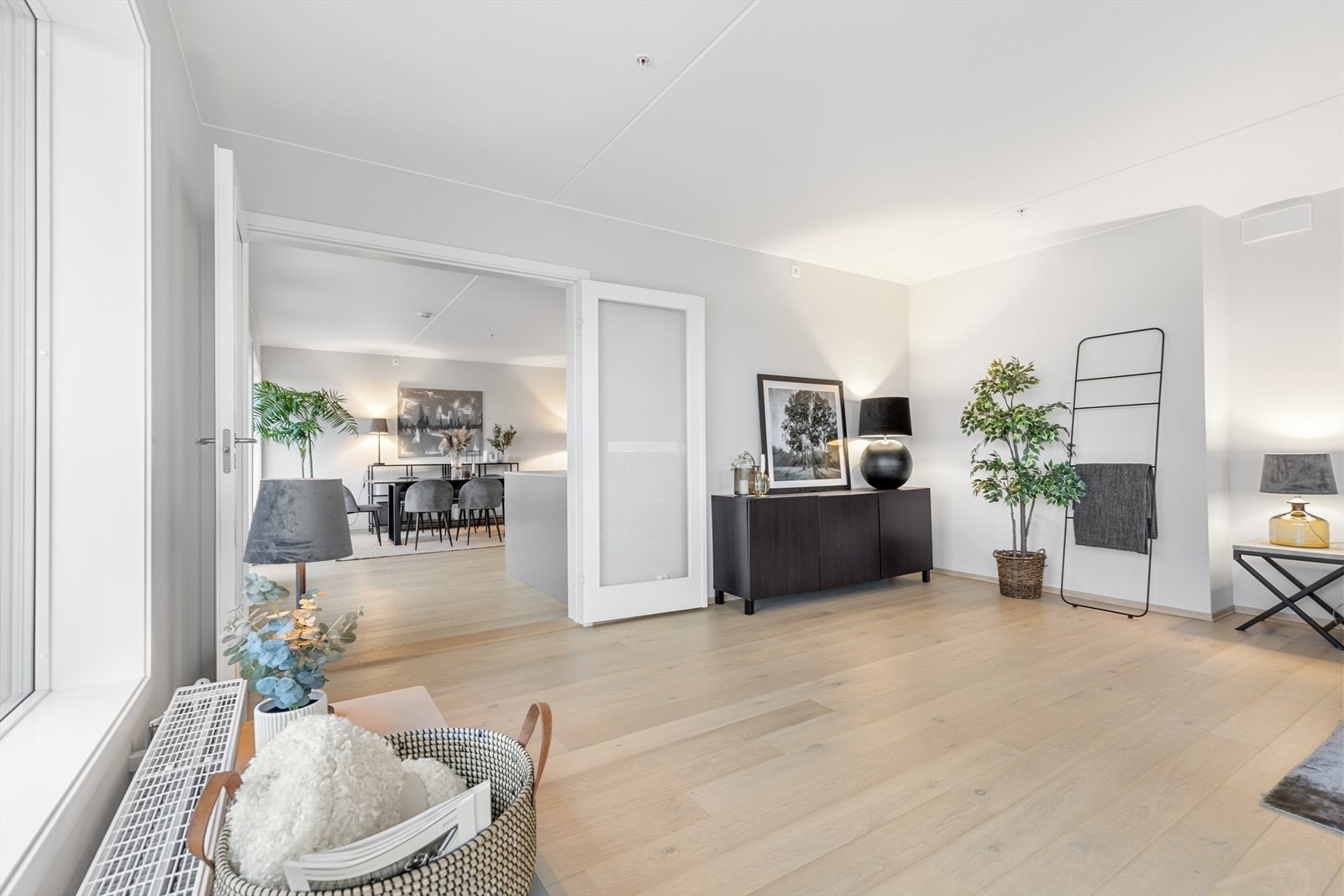 Leiligheten har lyse og fine overflater og 1-stavs eikeparkett på gulvet. Galleribilde