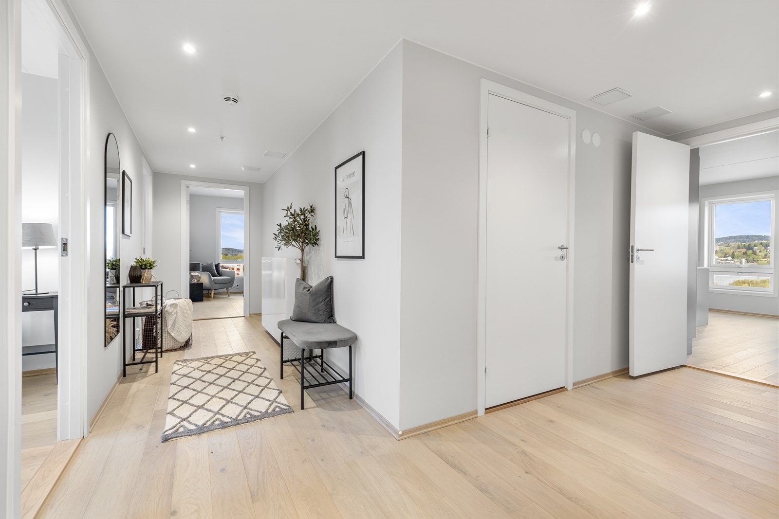 Leiligheten har en pen entré med lysmalte vegger og 1-stavs eikeparkett på gulv og downlights i tak. Galleribilde