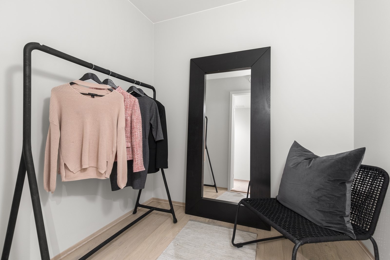 Yttertøy, sko og utstyr kan ryddes bort i den innvendige boden. Galleribilde