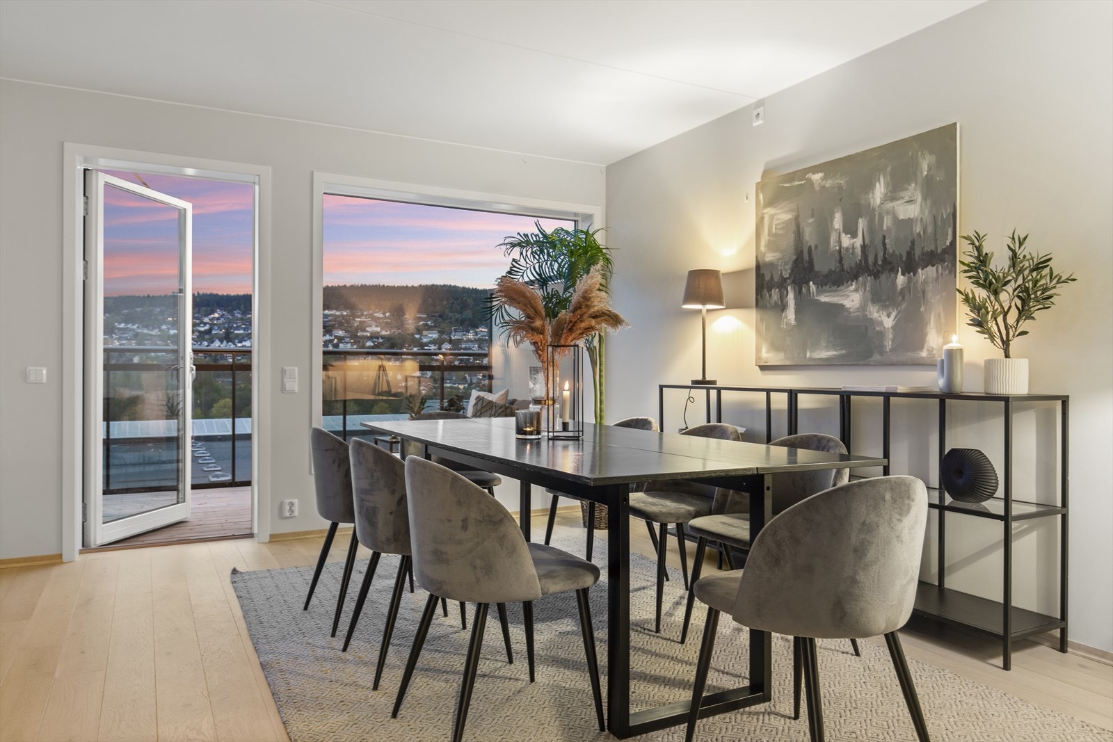 Det er god plass til spisegruppe på kjøkkenet hvor du kan invitere både venner og familie på middag med flott utsikt i bakgrunnen. Galleribilde