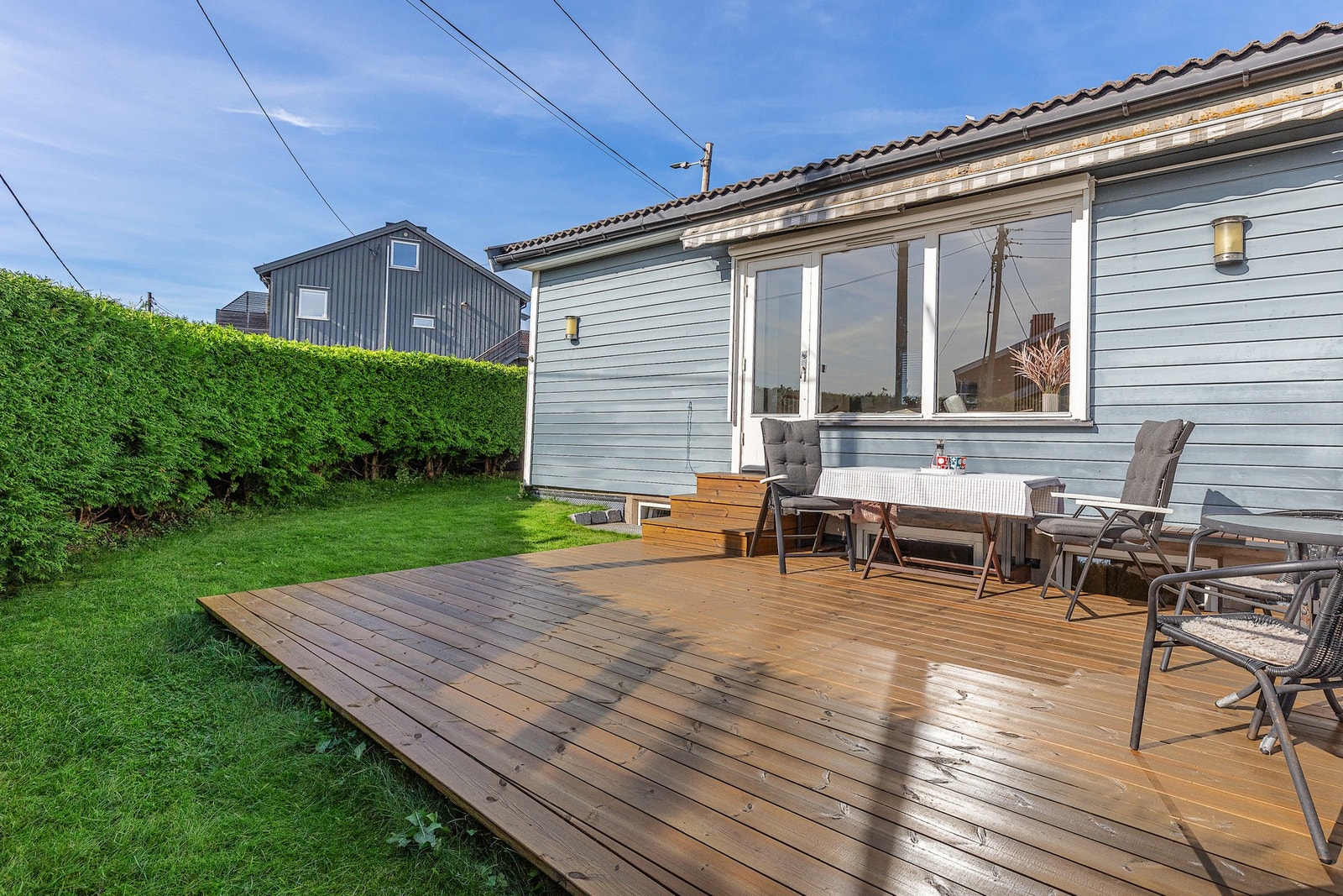 Fin terrasseplatting med hage. Galleribilde