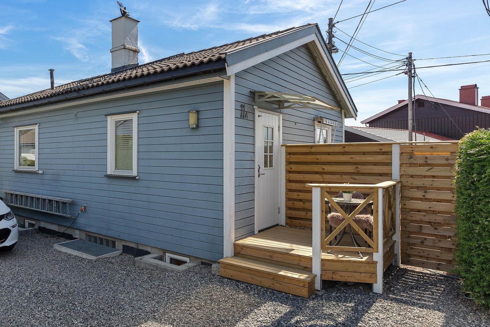 Pent inngangsparti og biloppstillingsplass. Galleribilde