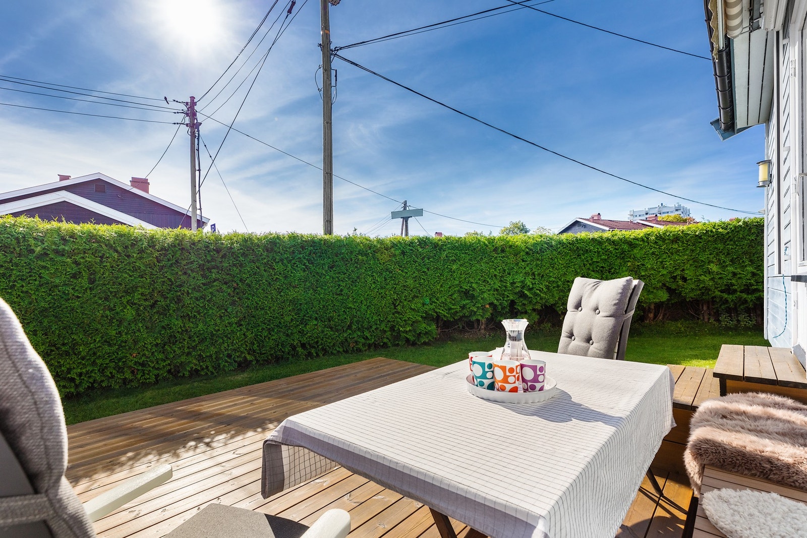 Boligen har en hyggelig uteplass med gode solforhold. Galleribilde