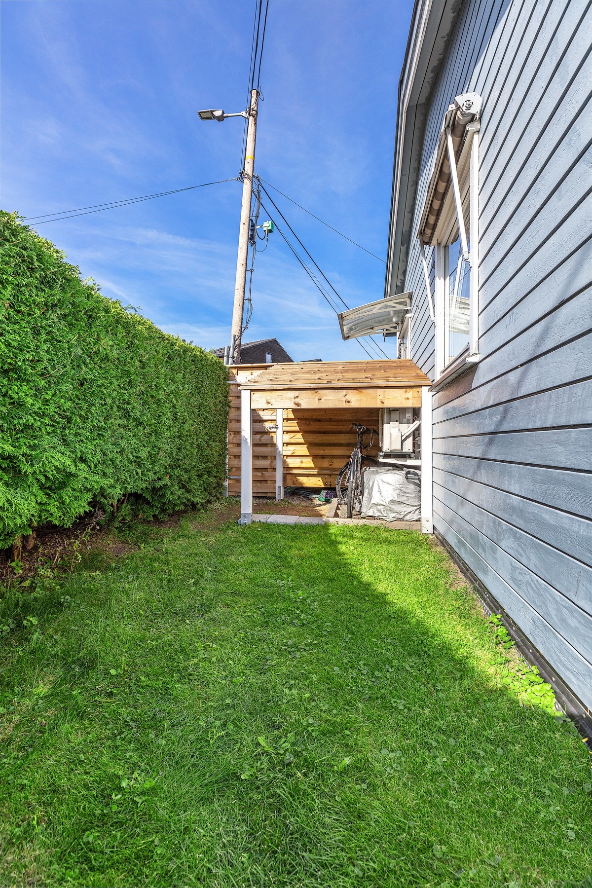 Ved inngangspartiet er det etablert lagringsplass/plass til sykler/barnevogn eller akebrett. Galleribilde