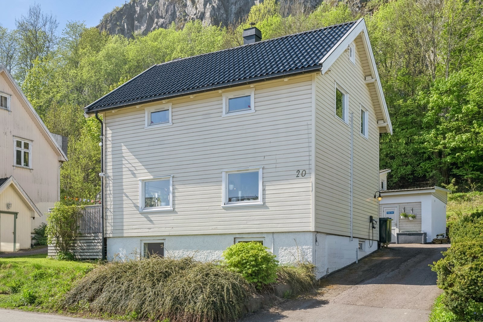 Asfaltert gårdsplass. Galleribilde
