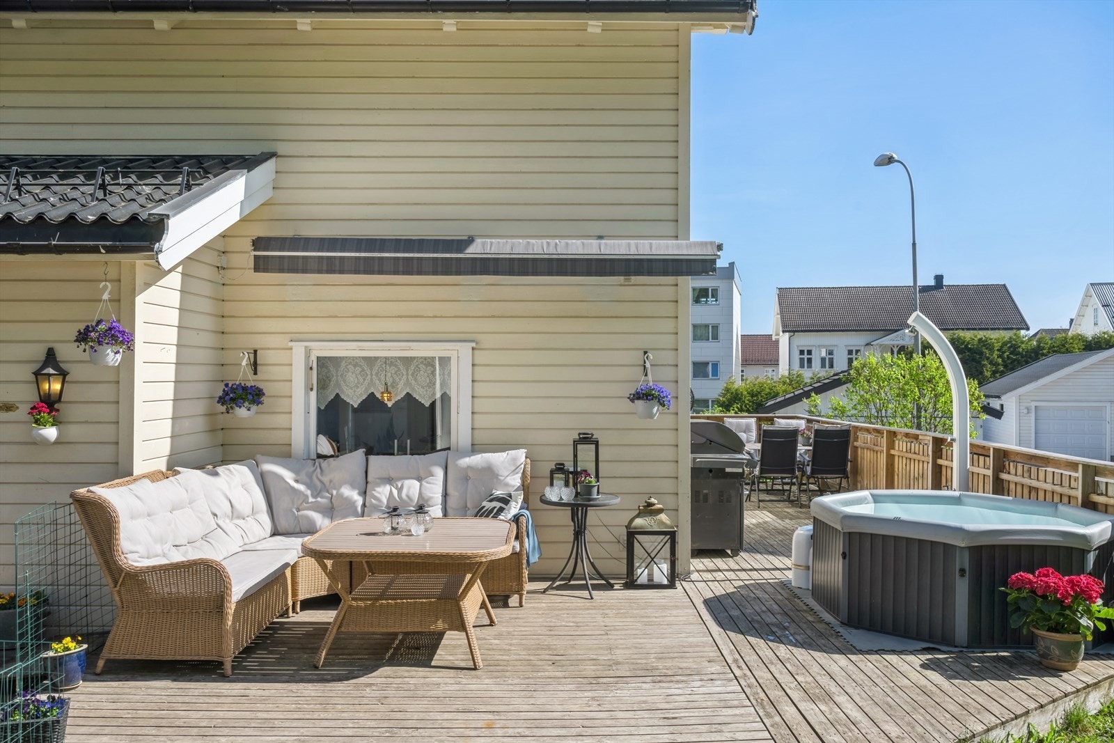 Terrassen er romslig og går rundt hjørnet Galleribilde