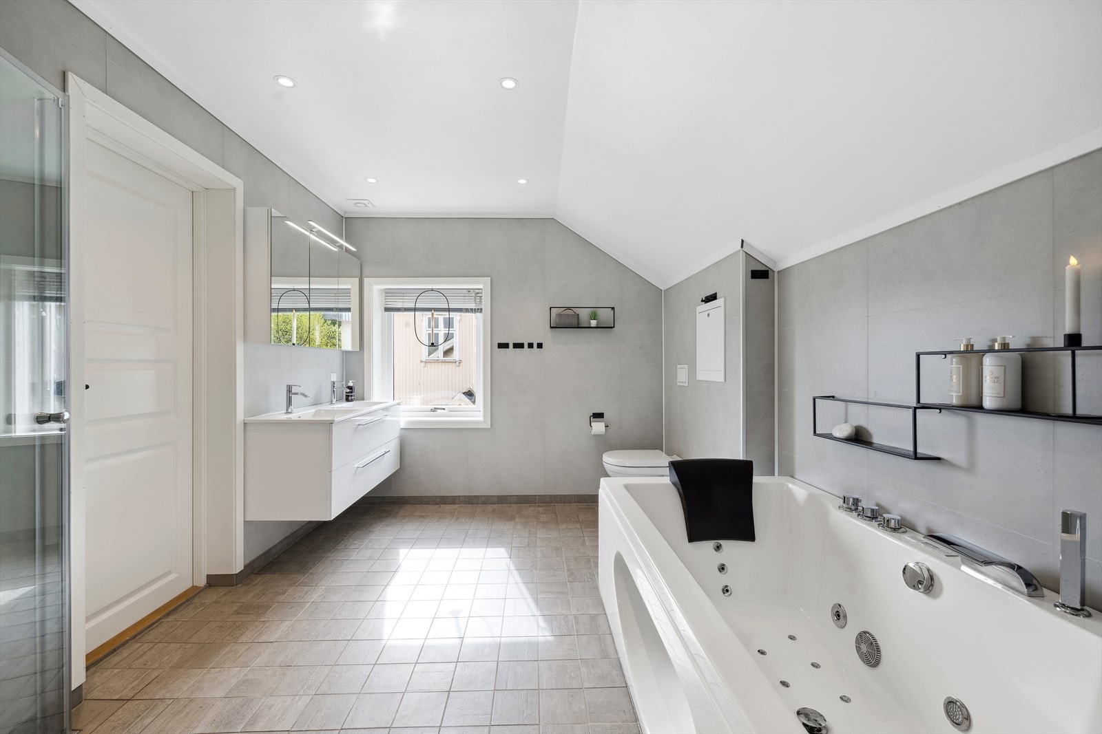 Nyere flott bad/wc, boblekar med lys, nytt rør i rør system, dusjvegger, baderomsinnredning med dobbel servant. Galleribilde