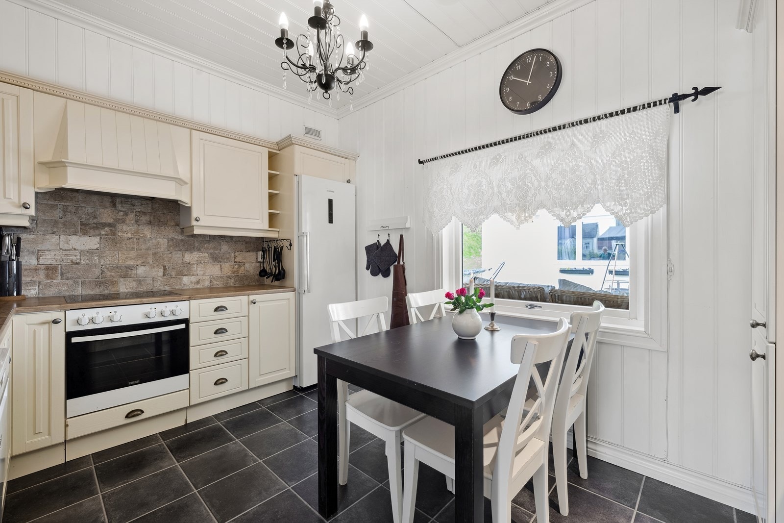 God spiseplass på kjøkken Galleribilde