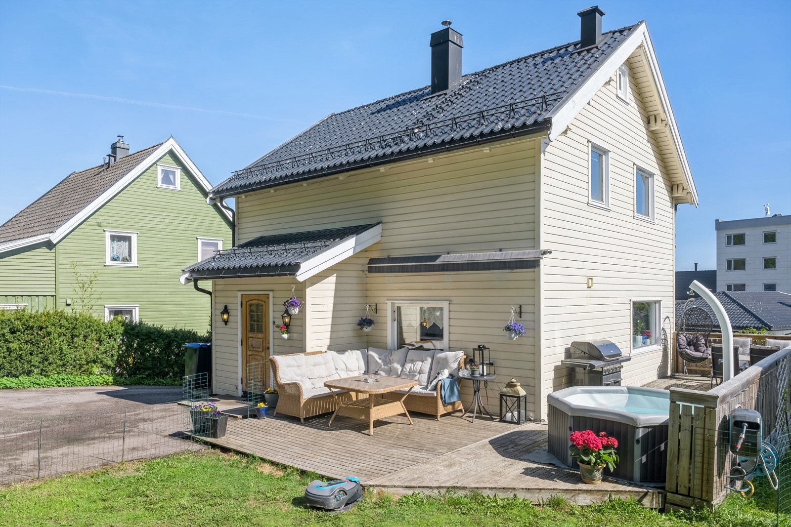 Koselig og fin uteplass ved terrassen med boblebad Galleribilde