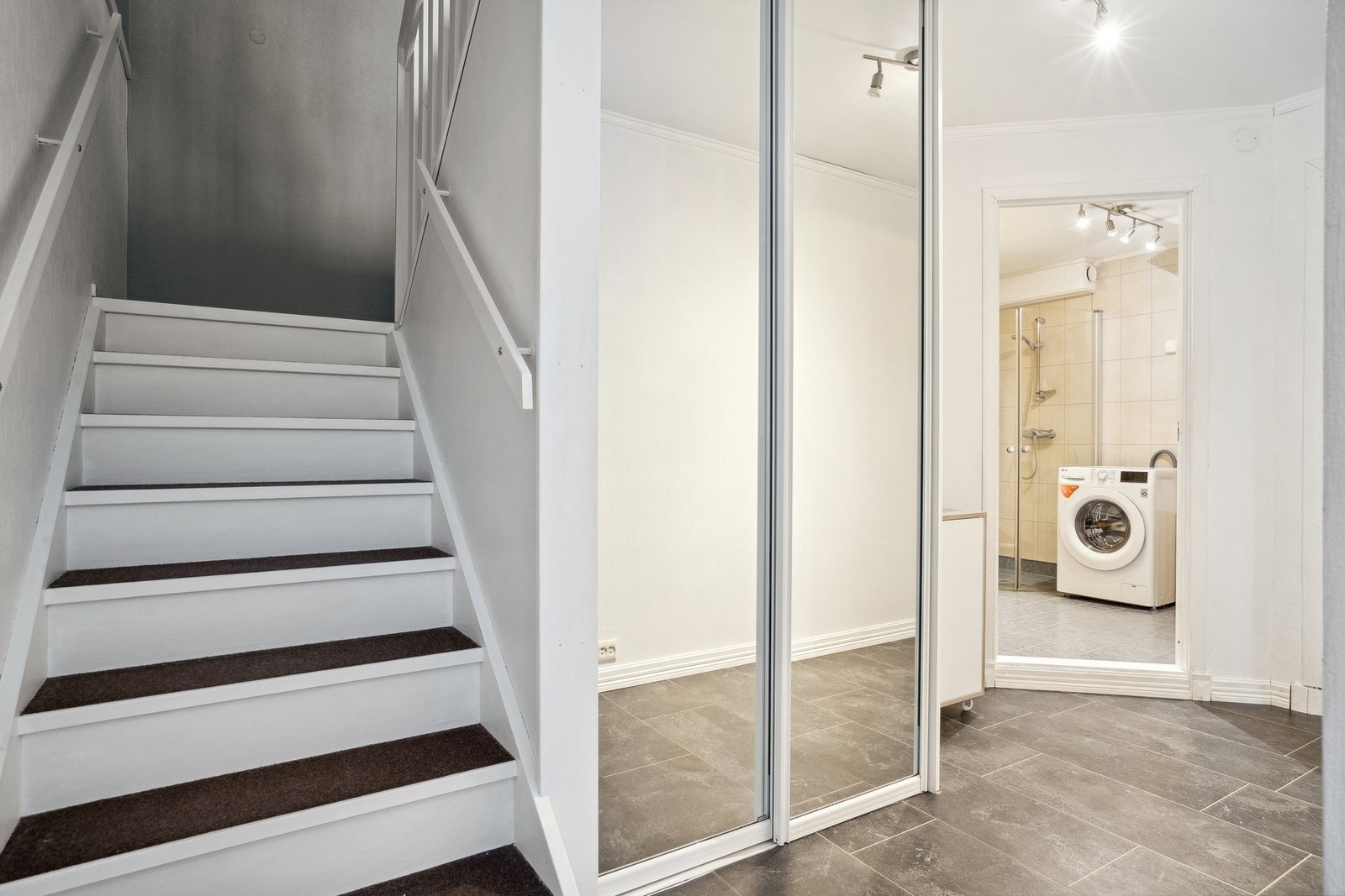 Gang med speil skyvedørsgarderobe Galleribilde