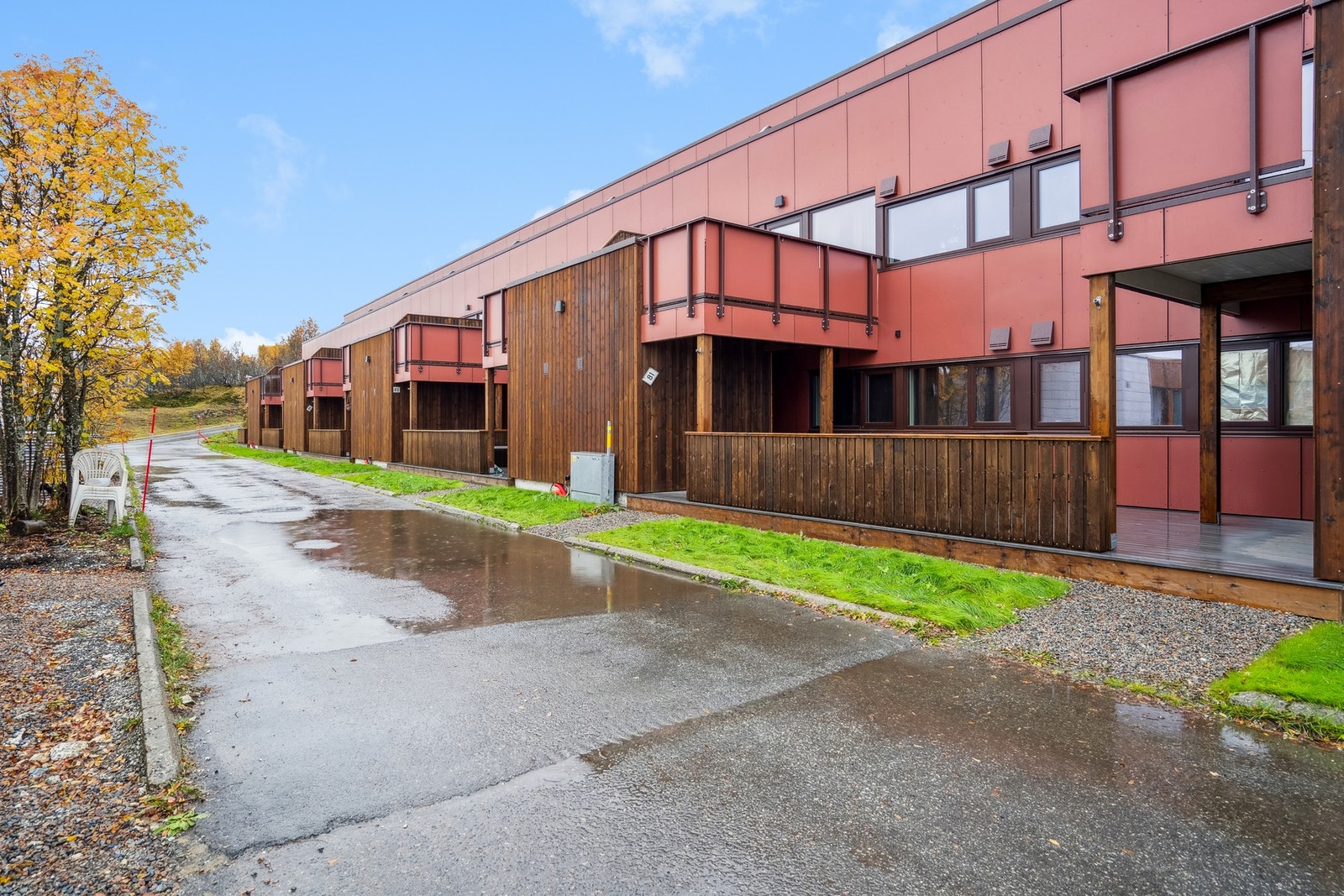 Leilighetens fasade er under rehabilitering. Dette fasade bilde er tatt der de er ferdig med rehabiliteringen Galleribilde