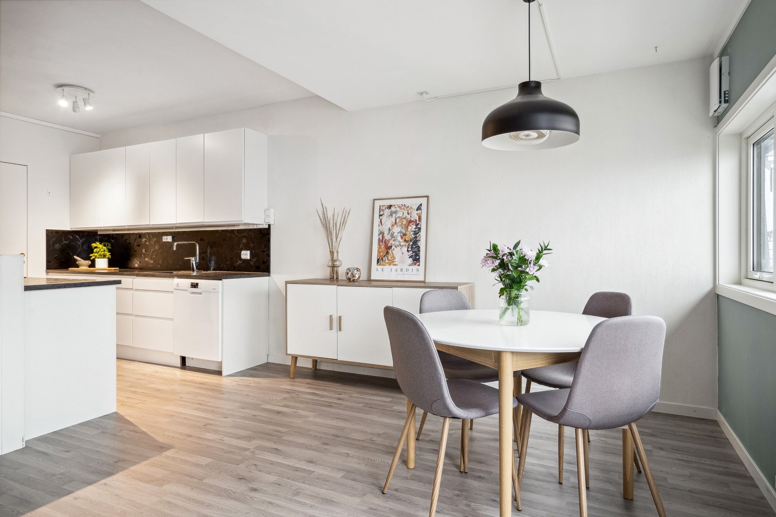 Flott kjøkken fra 2019 med integrert komfyr Galleribilde