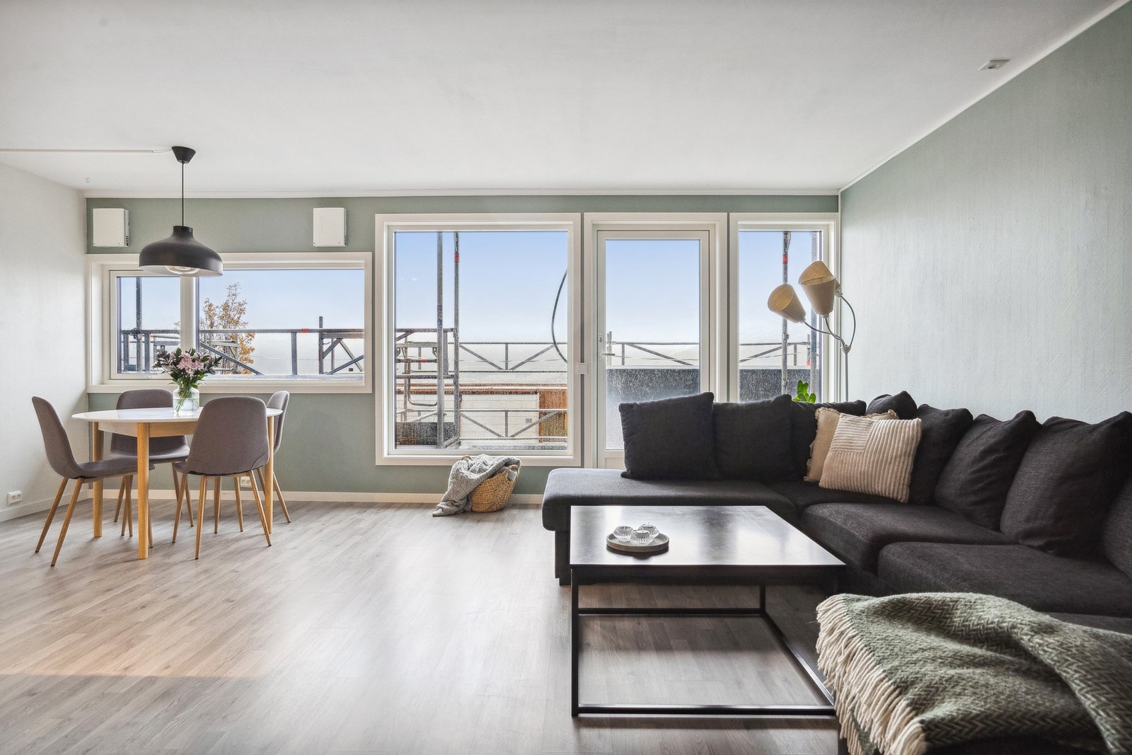 Velkommen til Varden 75- en flott 3-roms leilighet med fantastisk utsikt og fast parkering. Gangavstand til UNN/ UiT Galleribilde