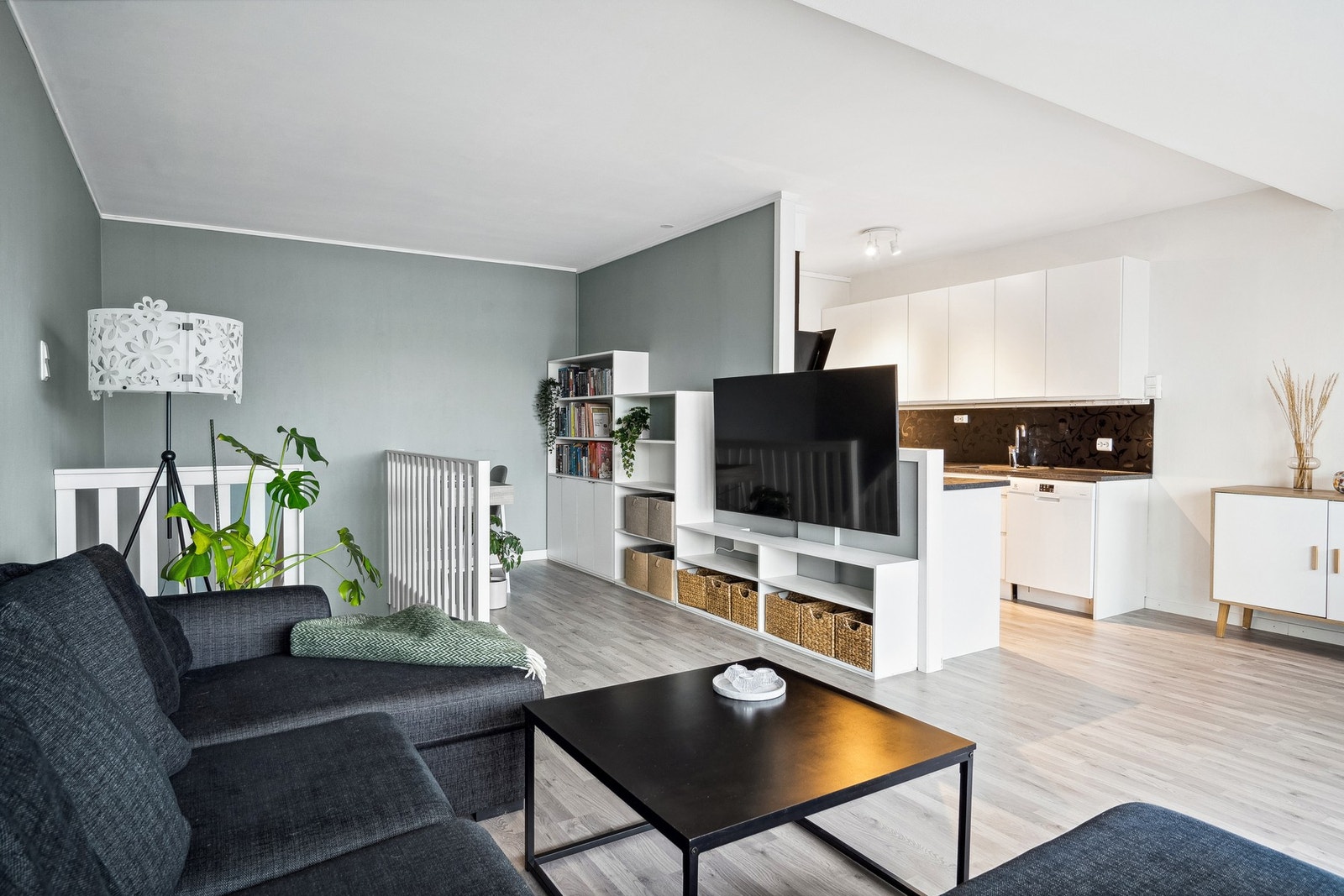 Stue med delvis åpen løsning mot kjøkken Galleribilde