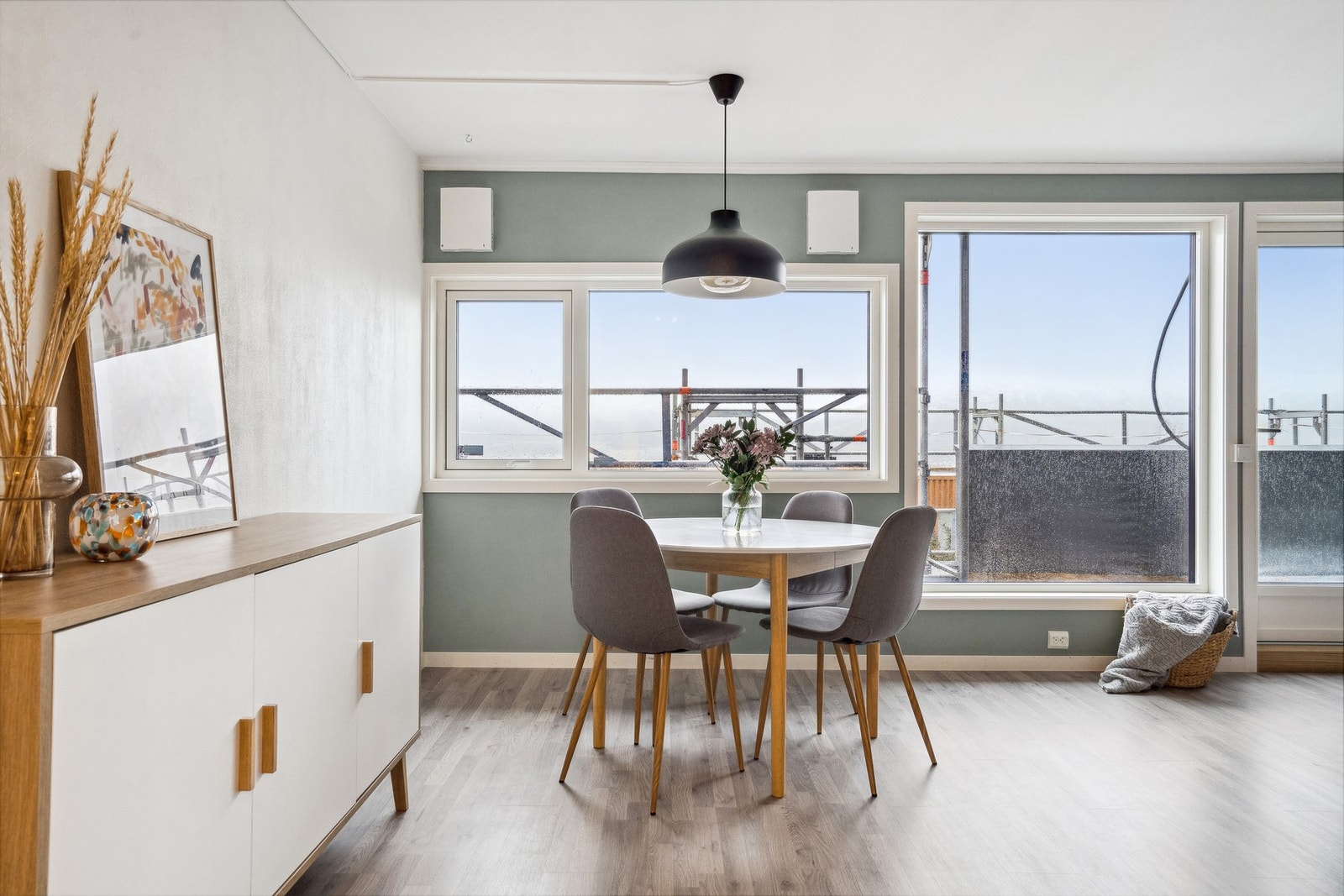 Stue med utgang til veranda Galleribilde