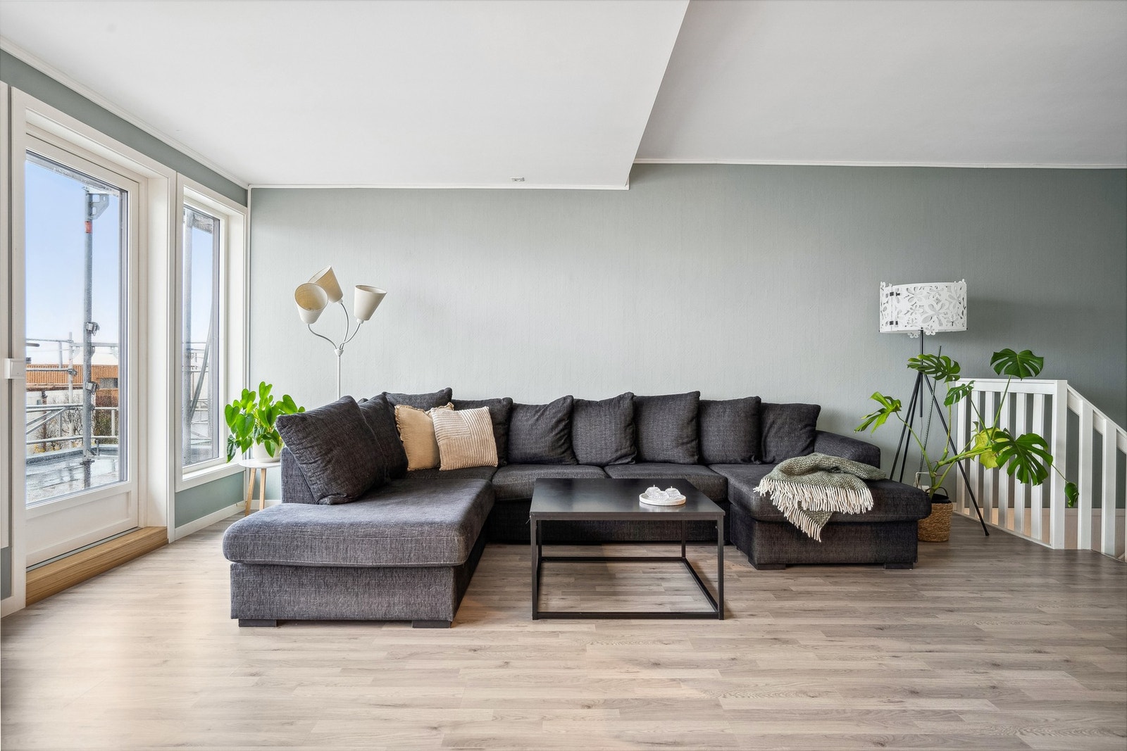 Romslig og lys stue Galleribilde