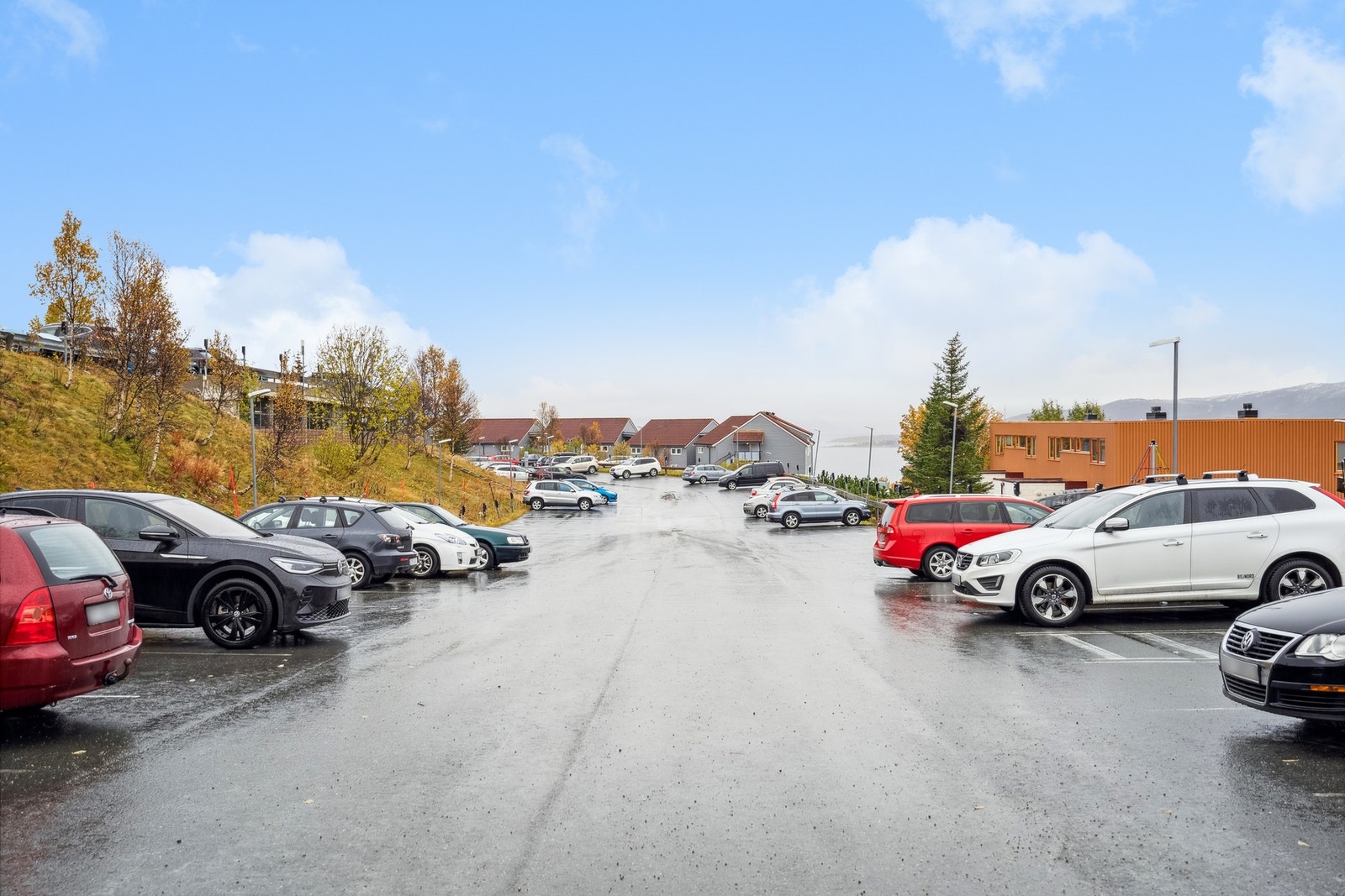 Leiligheten disponerer en parkeringsplass på borettslagets tomt Galleribilde