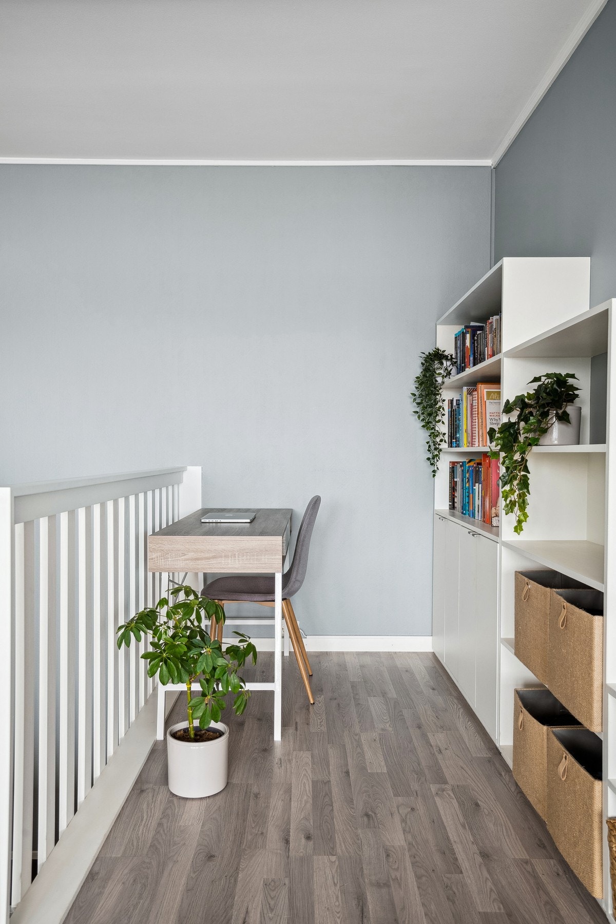 Det er lagt en praktisk kontorplass på stue Galleribilde