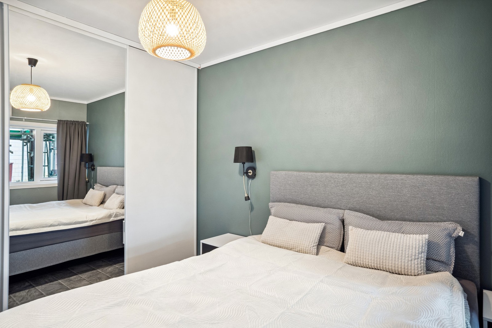 Soverom 1. Stort garderobeskap med skyvedør Galleribilde