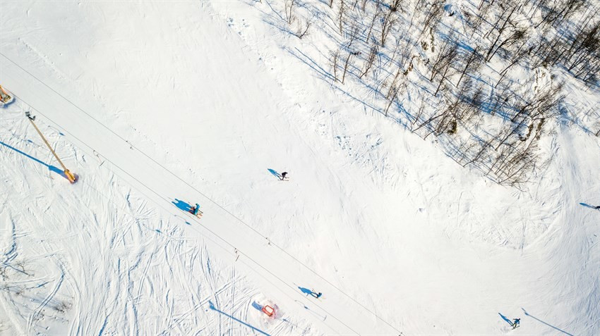 Eiendommen ligger i umiddelbar nærhet til skiløyper, flotte turområder og alpinanlegget