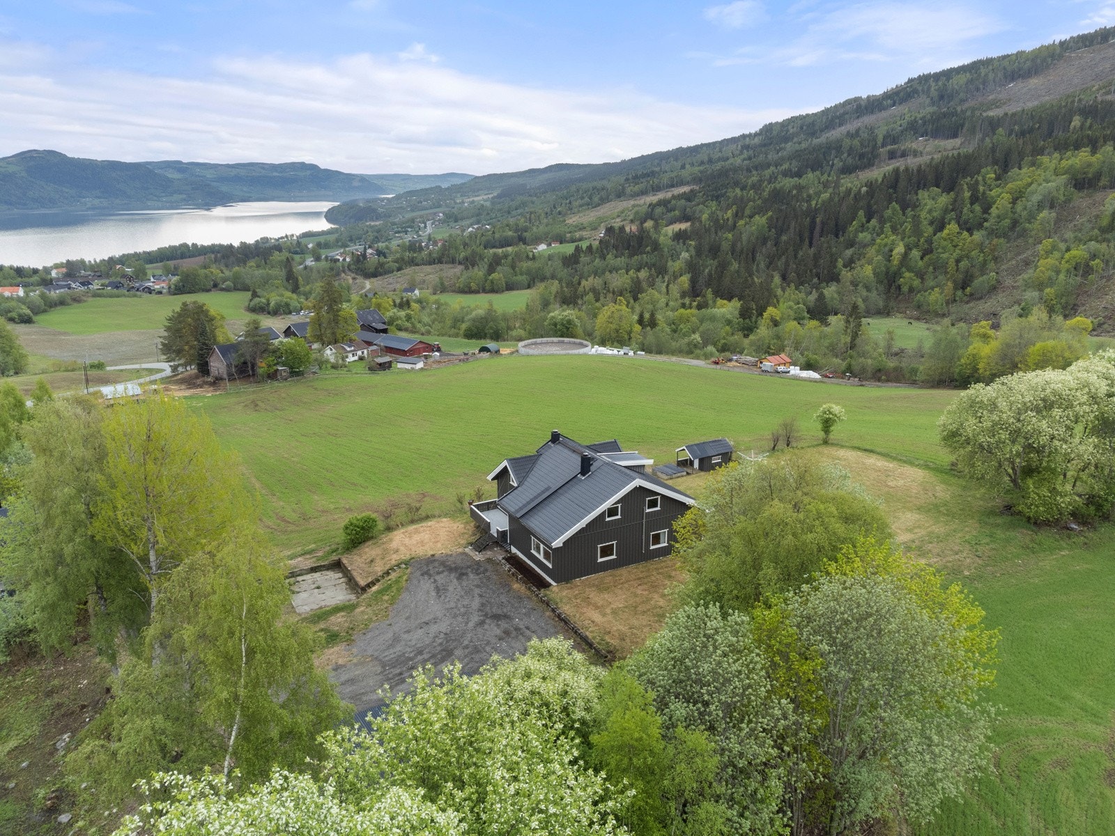 Eiendommen har fin beliggenhet i landlige og naturskjønne omgivelser i Åsroa på Biristrand. Galleribilde