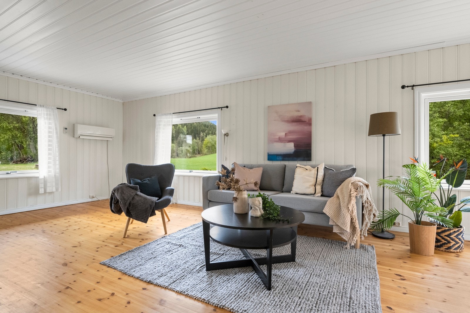 Lyst og åpent med god plass til sofa- og tv-møblement. Galleribilde