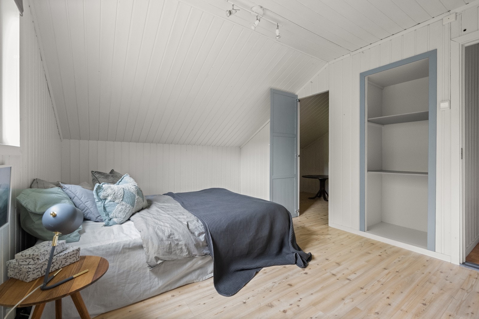 Soverom II har dør til garderoberom. Galleribilde