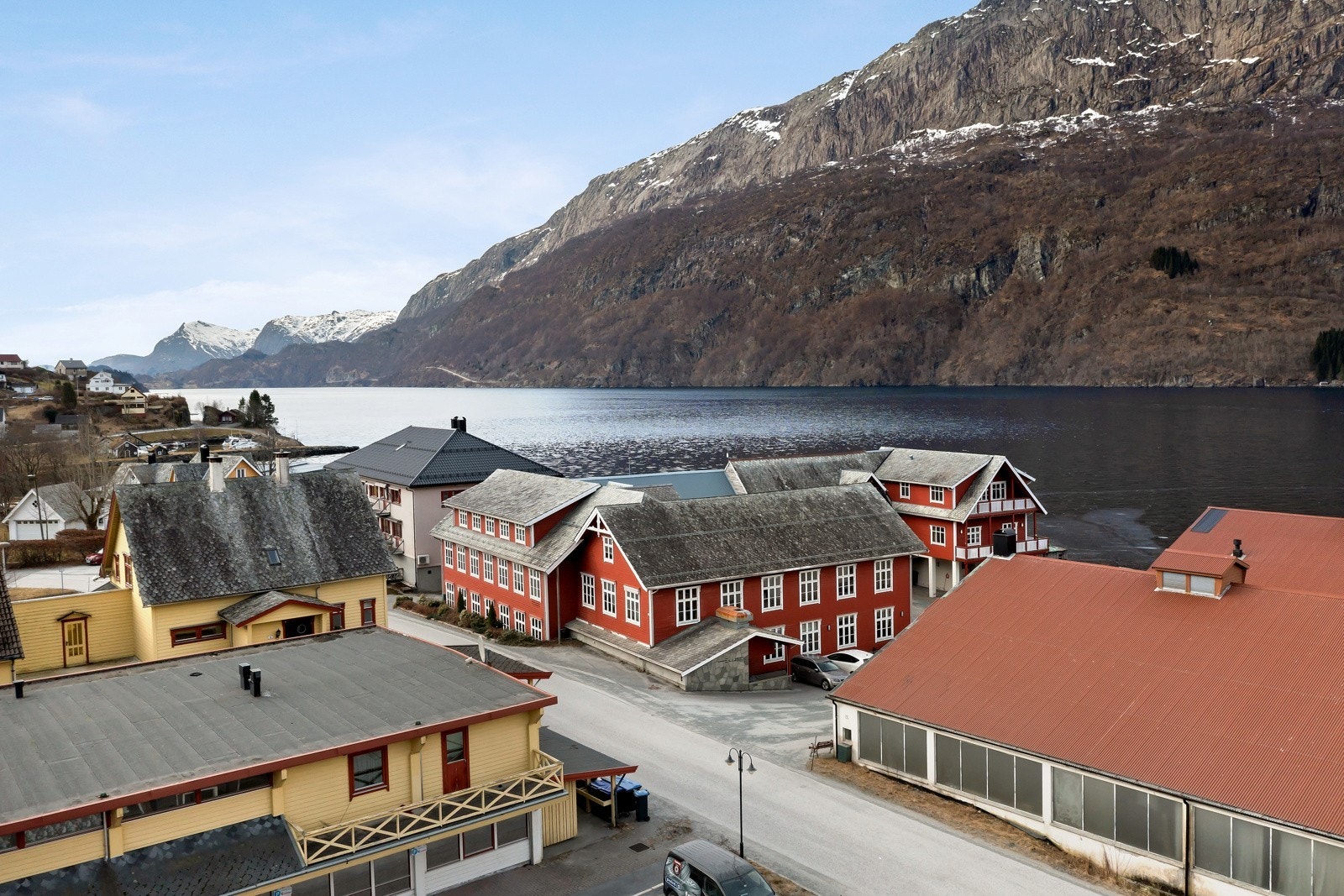 Sentral plassering i Dale sentrum ned ved fjordkanten Galleribilde