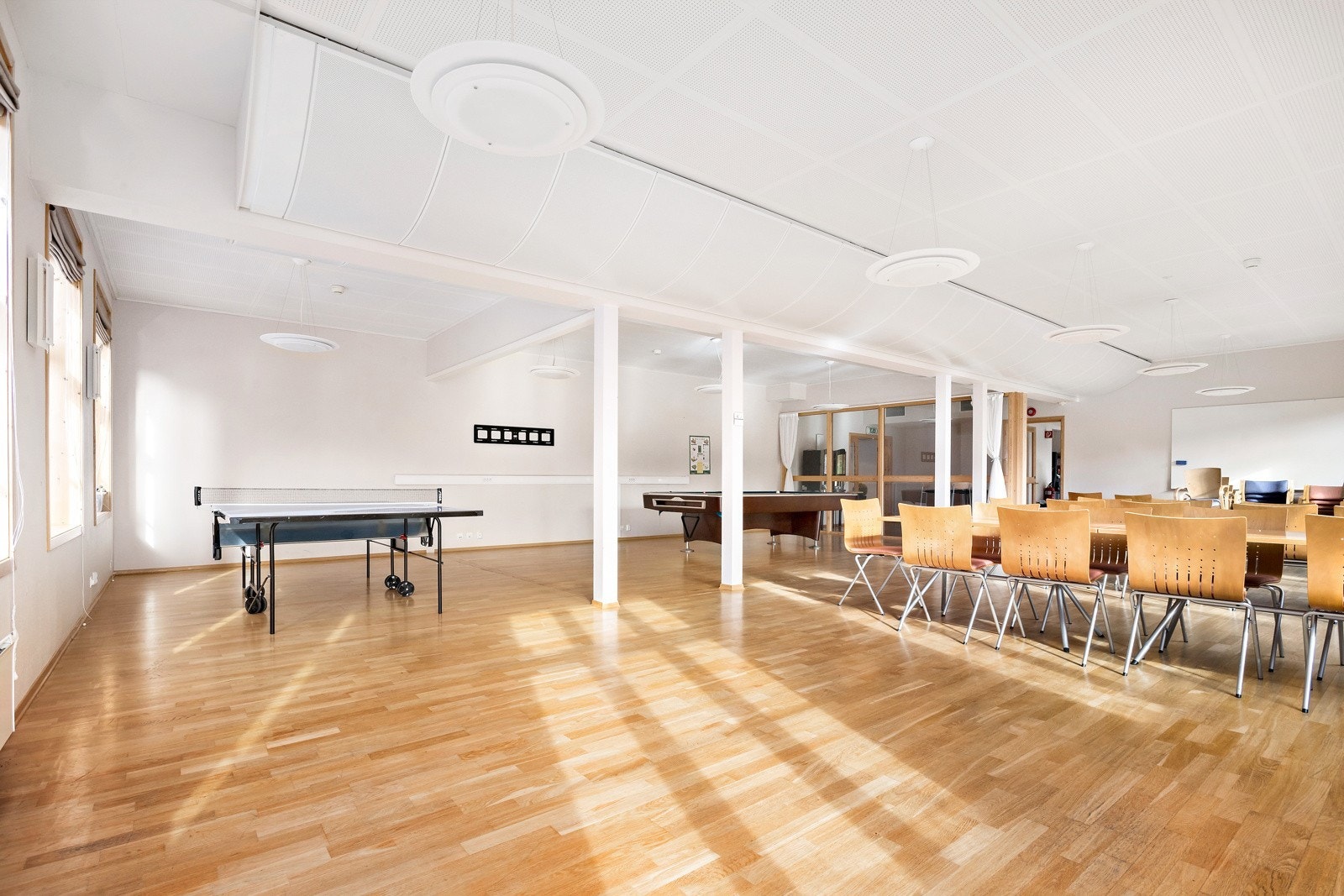 Romsleg kantine med plass til ulike aktivitetar Galleribilde