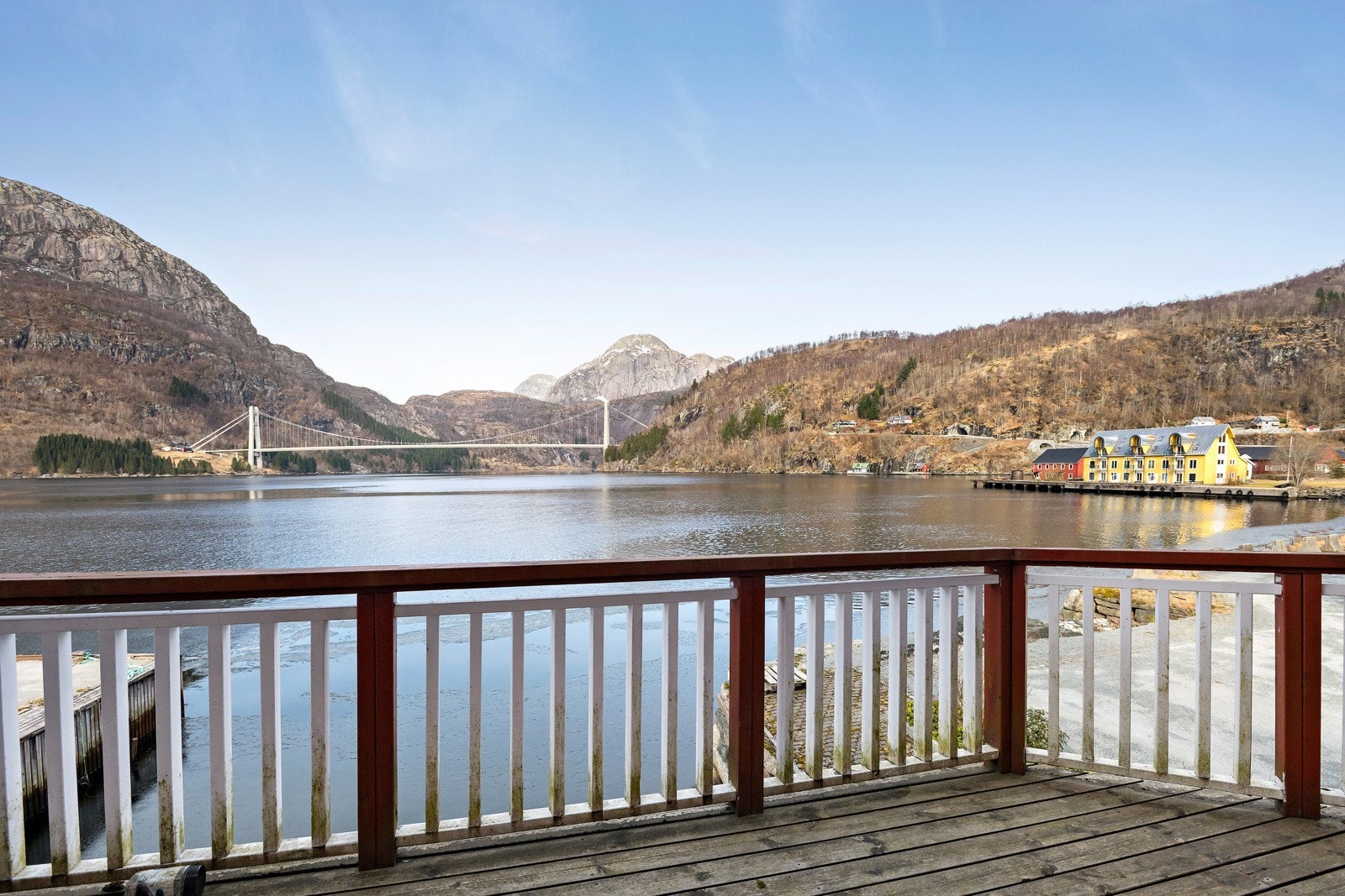 Utsikt mot fjella og Dalsfjordbrua frå balkong Galleribilde