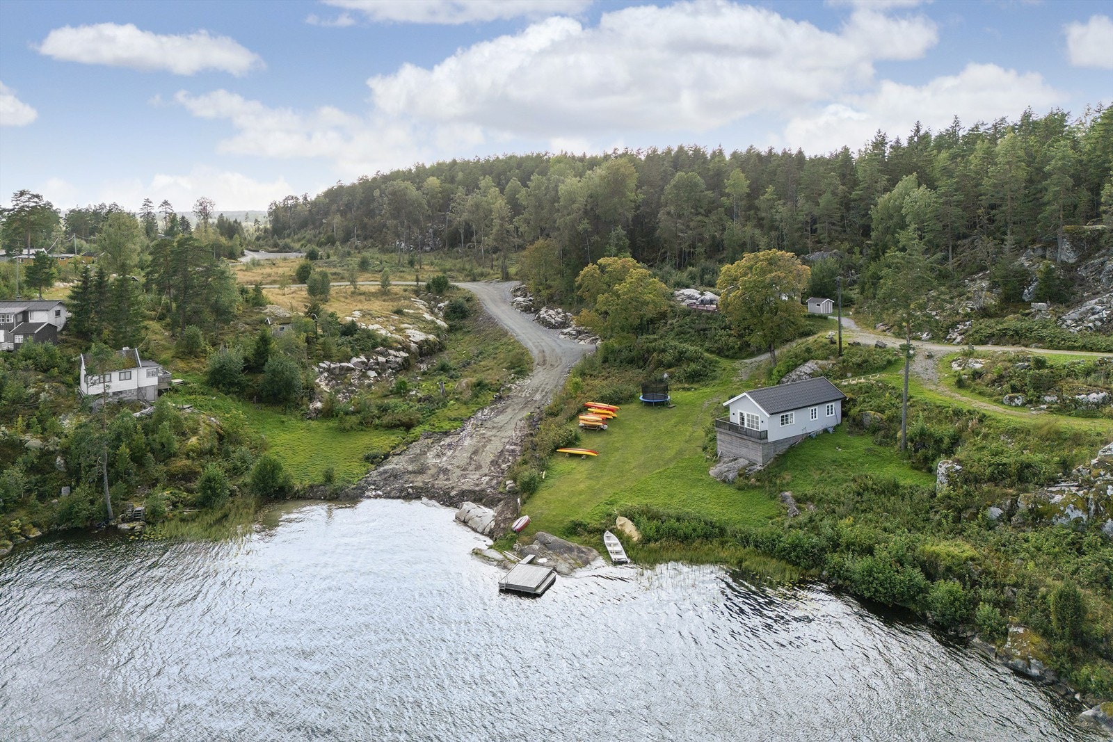 Fin badebrygge like nedenfor hytta Galleribilde