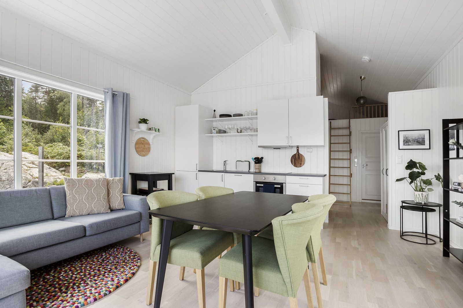 Kjøkkeninnredningen har integrert kjøleskap med frysedel, oppvaskmaskin, komfyr og nedfelt platetopp tilkoblet komfyrvakt Galleribilde