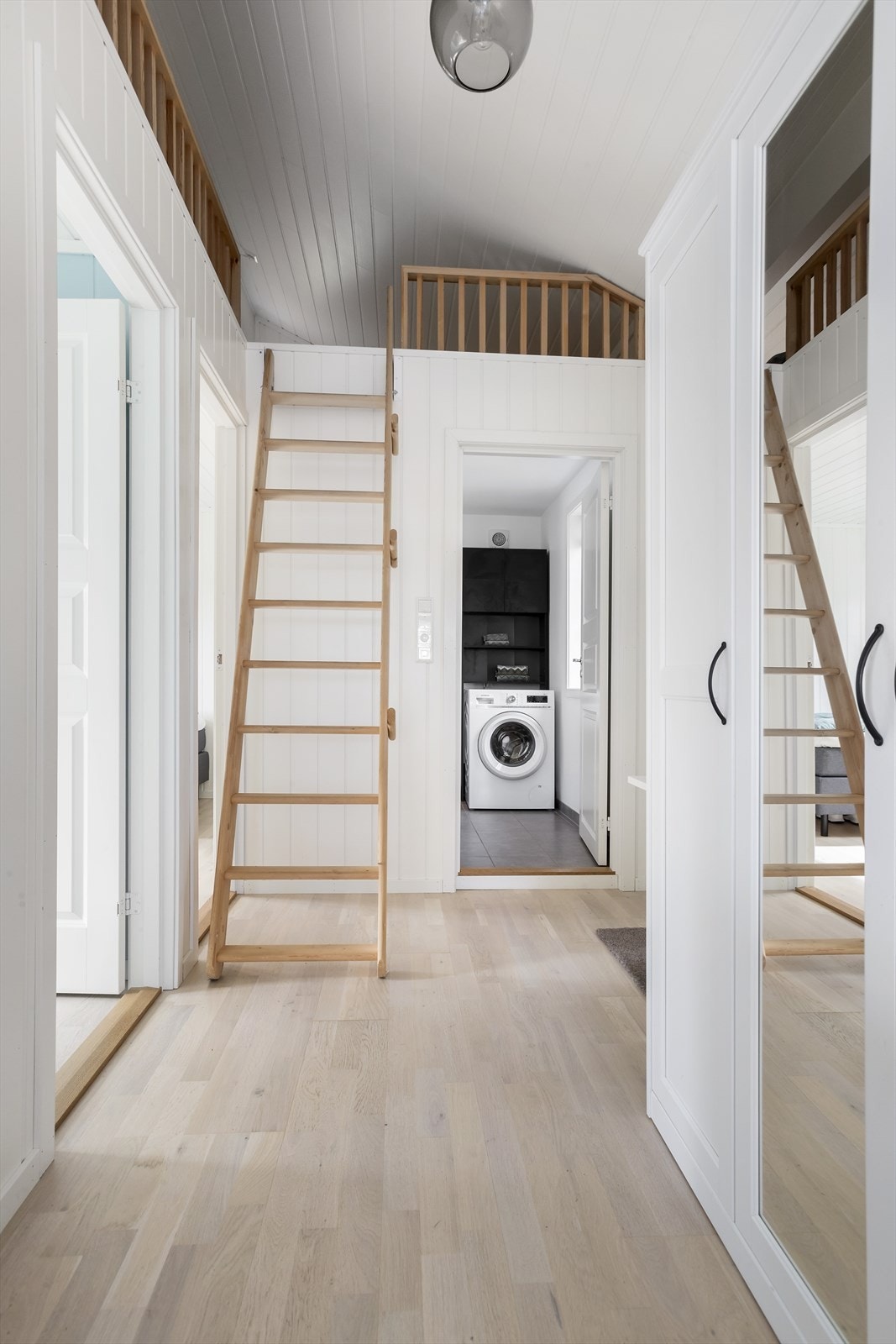 Hytta har en hems med gulvareal på ca. 20 kvm. Galleribilde