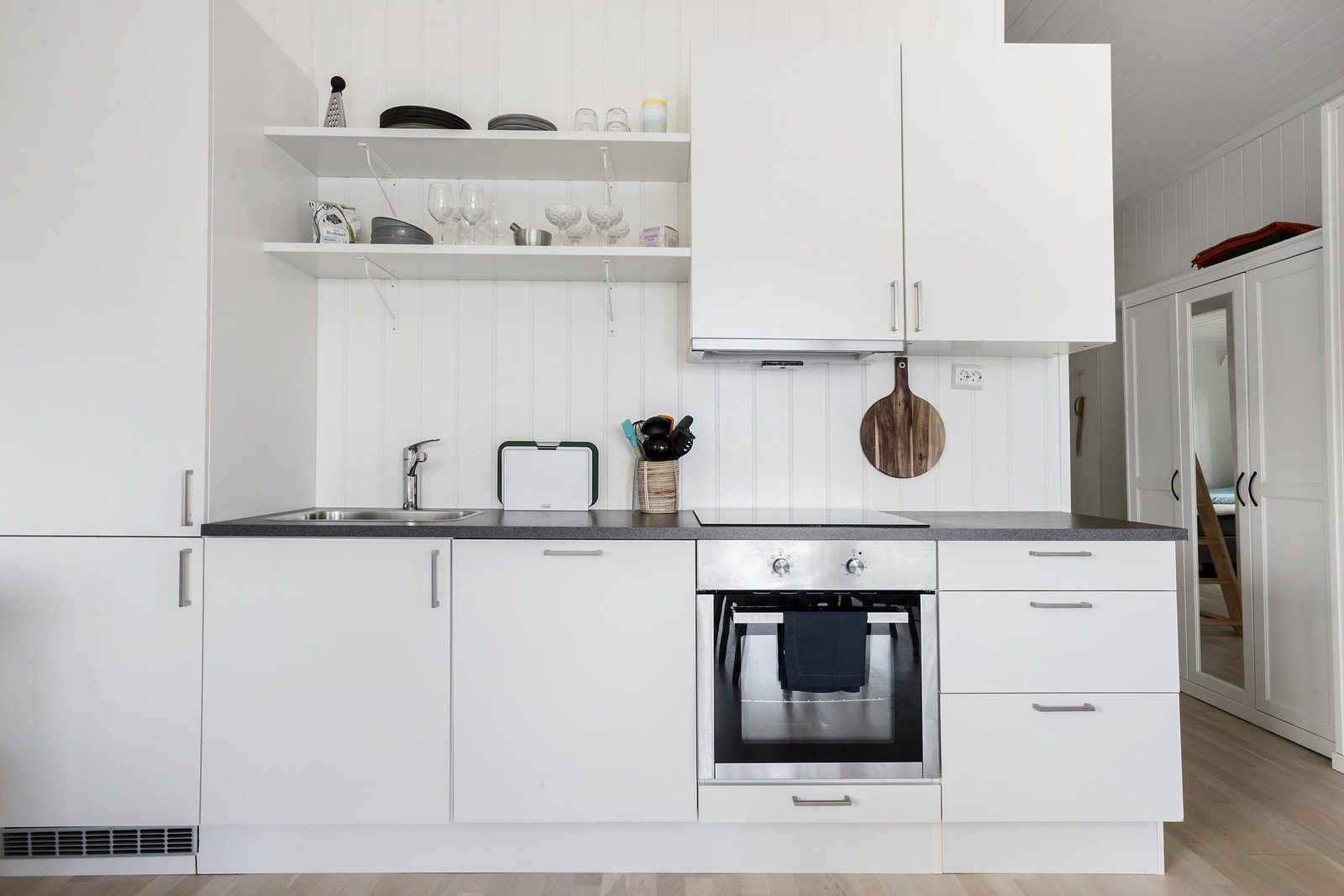 Kjøkkeninnredningen er fra byggeår og har slette fronter Galleribilde