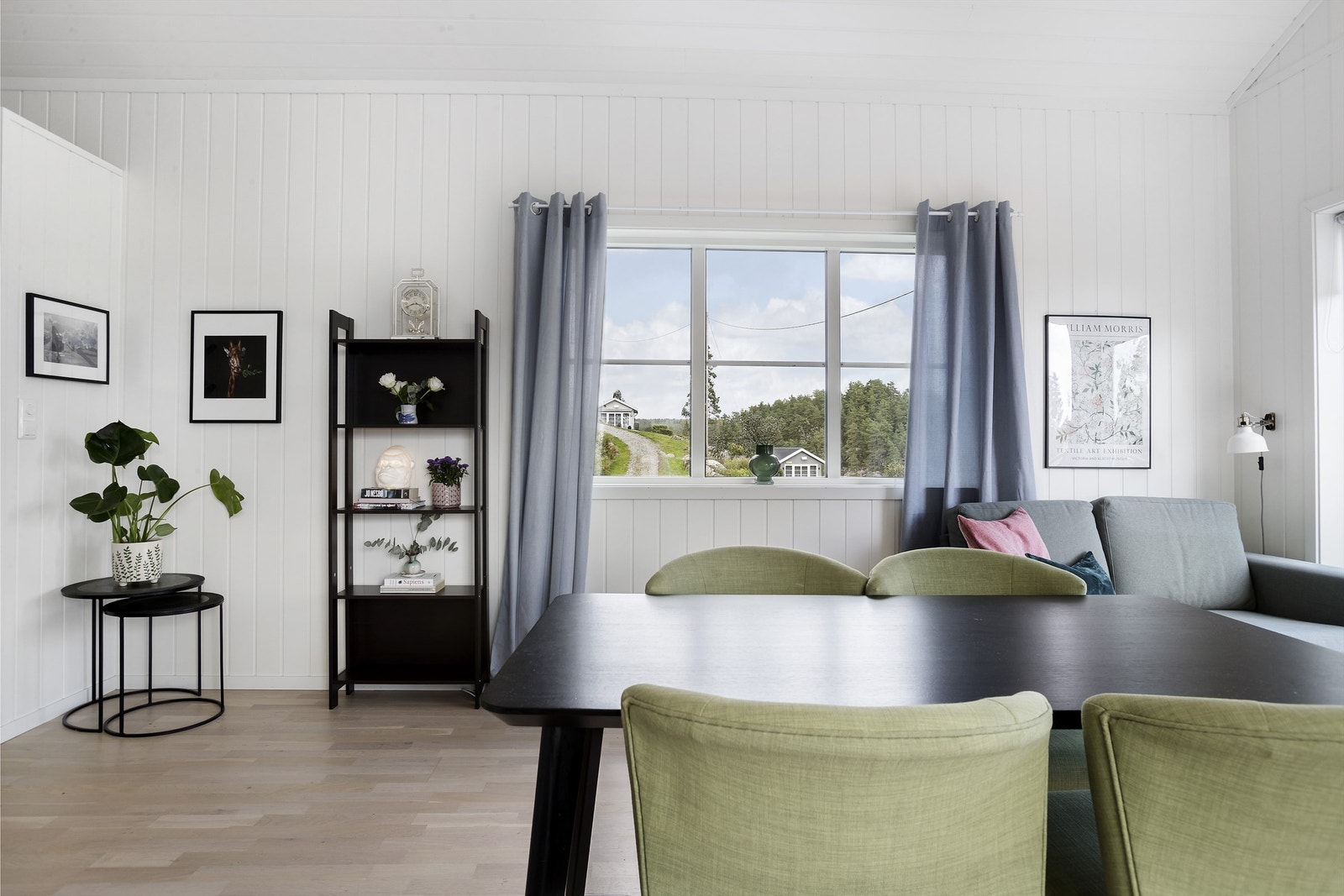 Stuen kan fint innredes med spisebord og stoler, i praktisk tilknytning til kjøkkenet Galleribilde