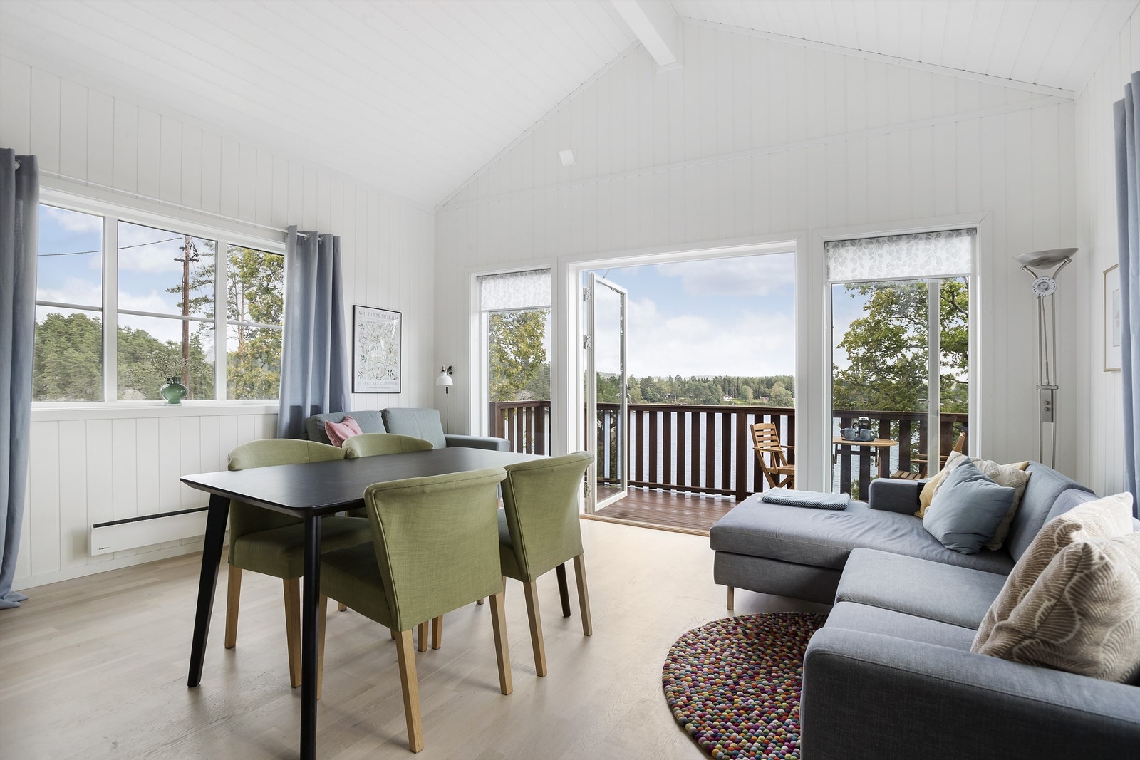 Gulvflater er belagt med parkett. Vegg- og himlingsflater/skråtak er av malt MDF-panel Galleribilde