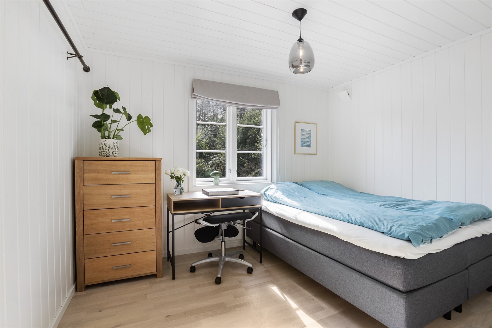 Hytta har to soverom med plass til seng, nattbord og garderobeskap Galleribilde