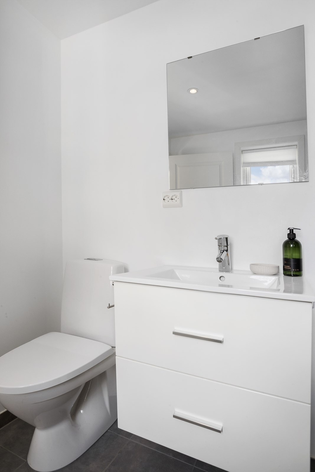 Flislagt gulv med varme og flislagte vegger i dusjsonen Galleribilde