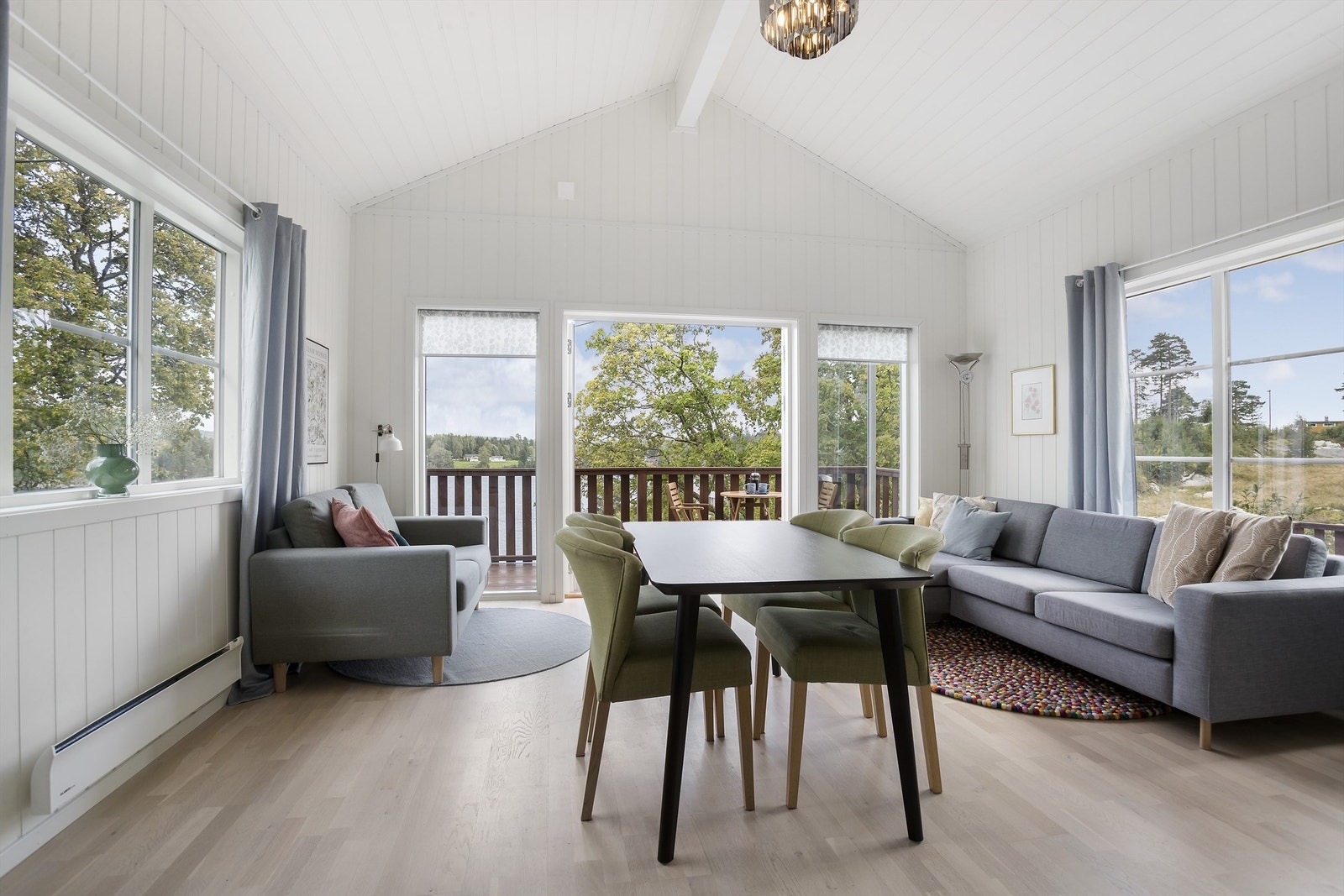 Romslig stue med ekstra takhøyde og store vinduer, som slipper inn mye naturlig lys Galleribilde