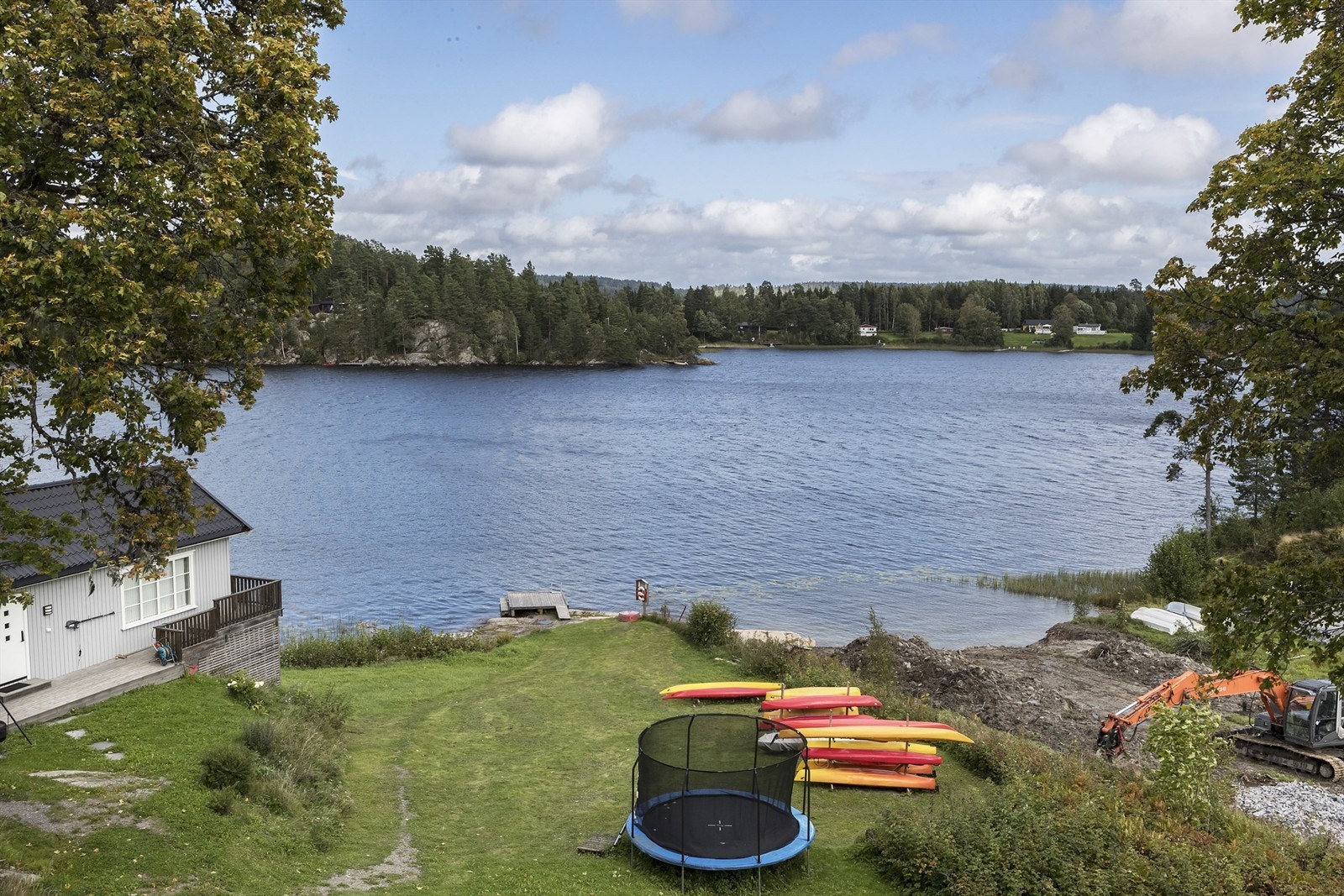 Rett nedenfor hytta finnes det felles badebrygge og kajakkplasser. Det medfølger plass for 2 kajakker. Galleribilde