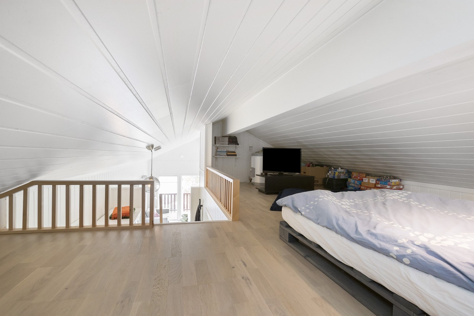 Arealet på hems måles til 20 kvm. (ALH), men grunnet lav takhøyde er ingen deler av arealet måleverdig som bruksareal Galleribilde