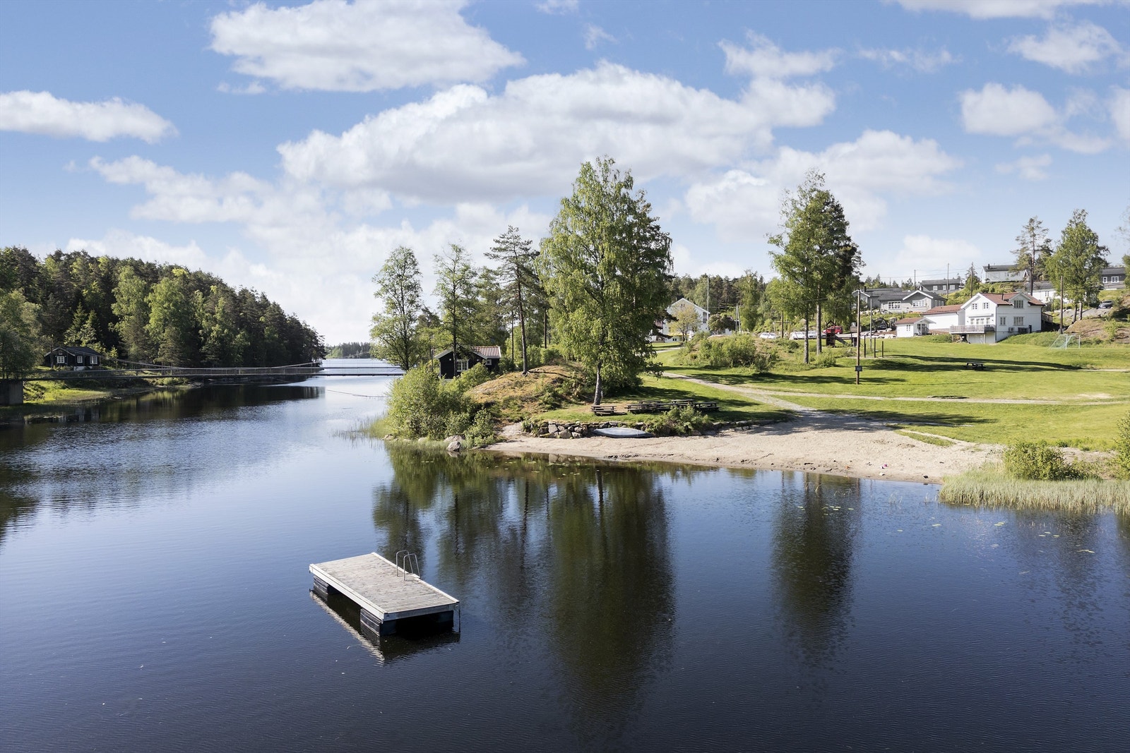 Sameiet har etablert flere badebrygger og badestrand Galleribilde