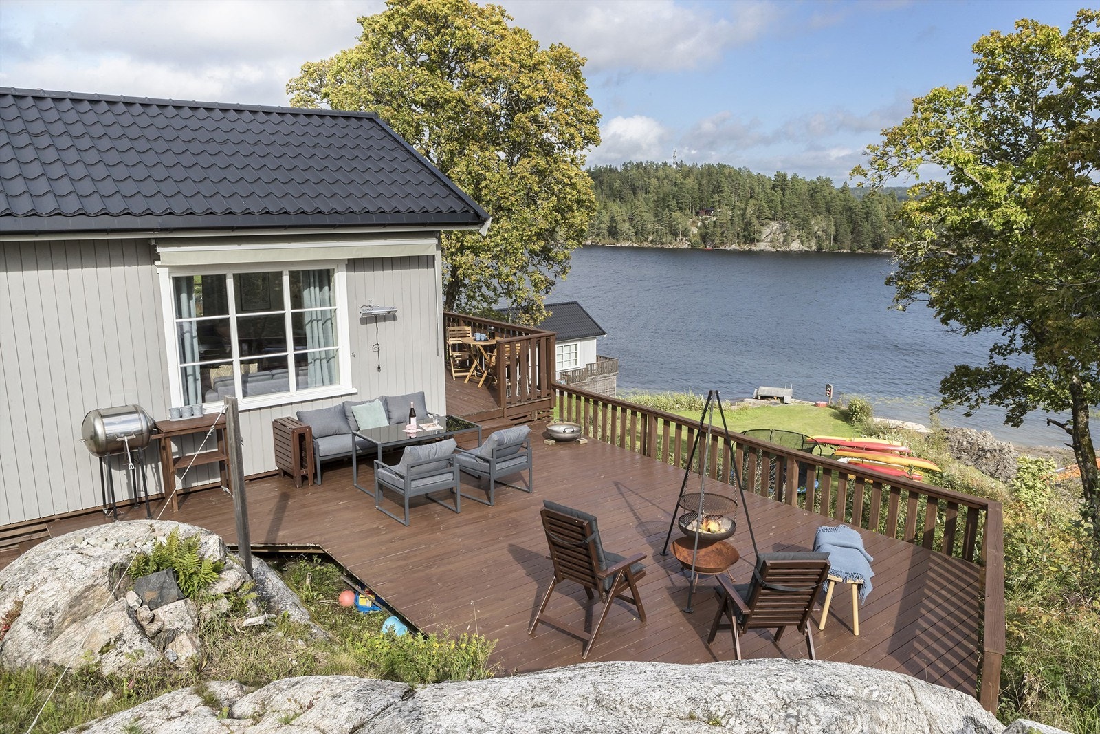 Meget pen og innbydende hytte med idyllisk plassering på feltet og fantastisk utsikt over Lyseren Galleribilde